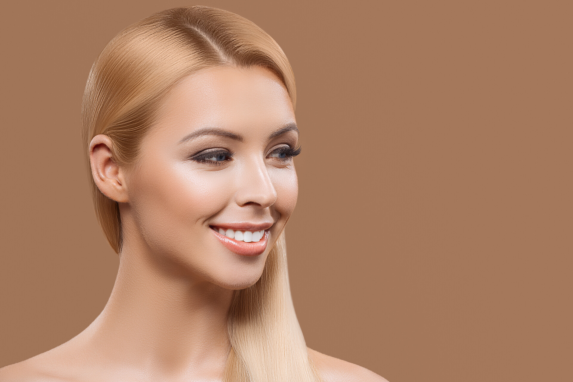 米色背景下的美丽的金发女郎肖像妇女