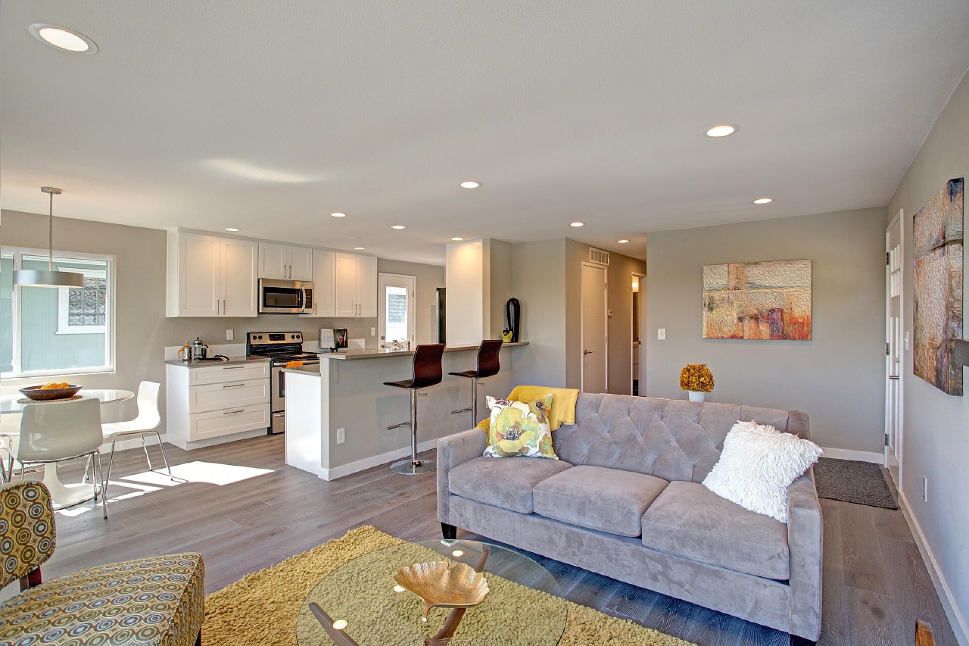 自然光线下的现代化的家庭内部开放式厨房新改建的家庭内部与开放式平面图 