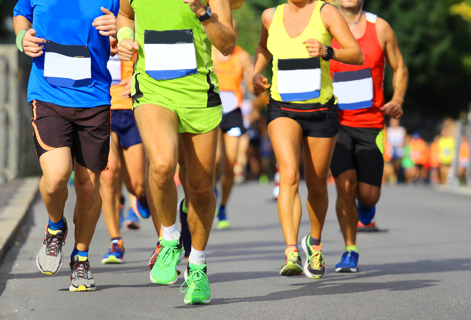 运动员在城市里跑马拉松运动员在城市赛跑期间跑得很快