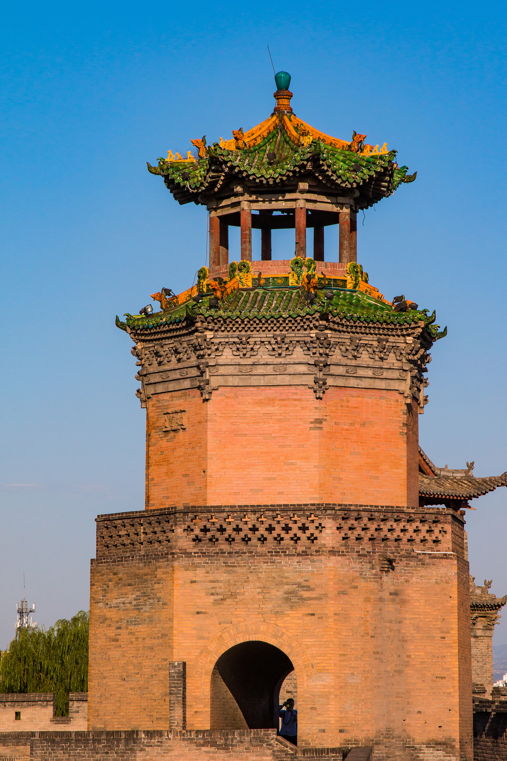 蓝色天空下平遥城墙上的守望塔保存完好的手表塔