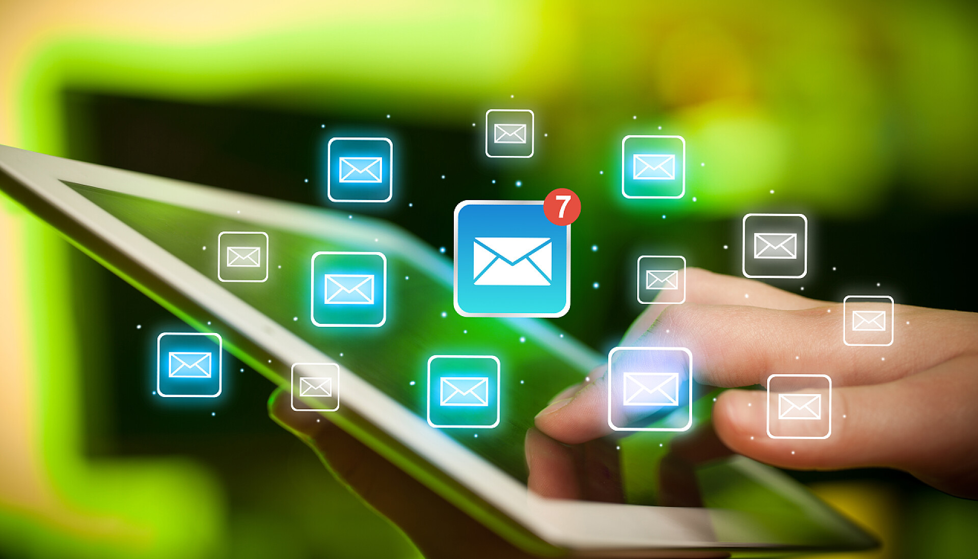 女子手触碰平板电脑上的图标手指触摸平板电脑带留言