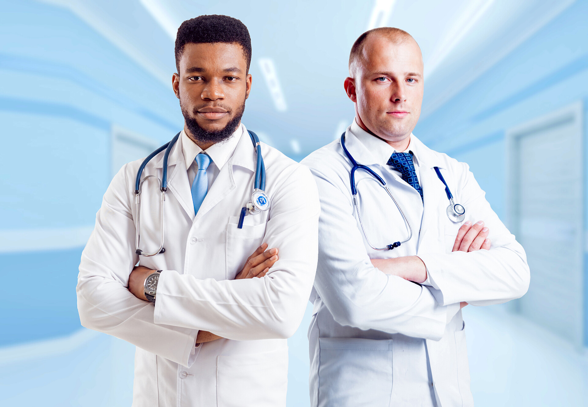 两个男性医生站在医院的走廊里Muiticultural 医生团队在医院