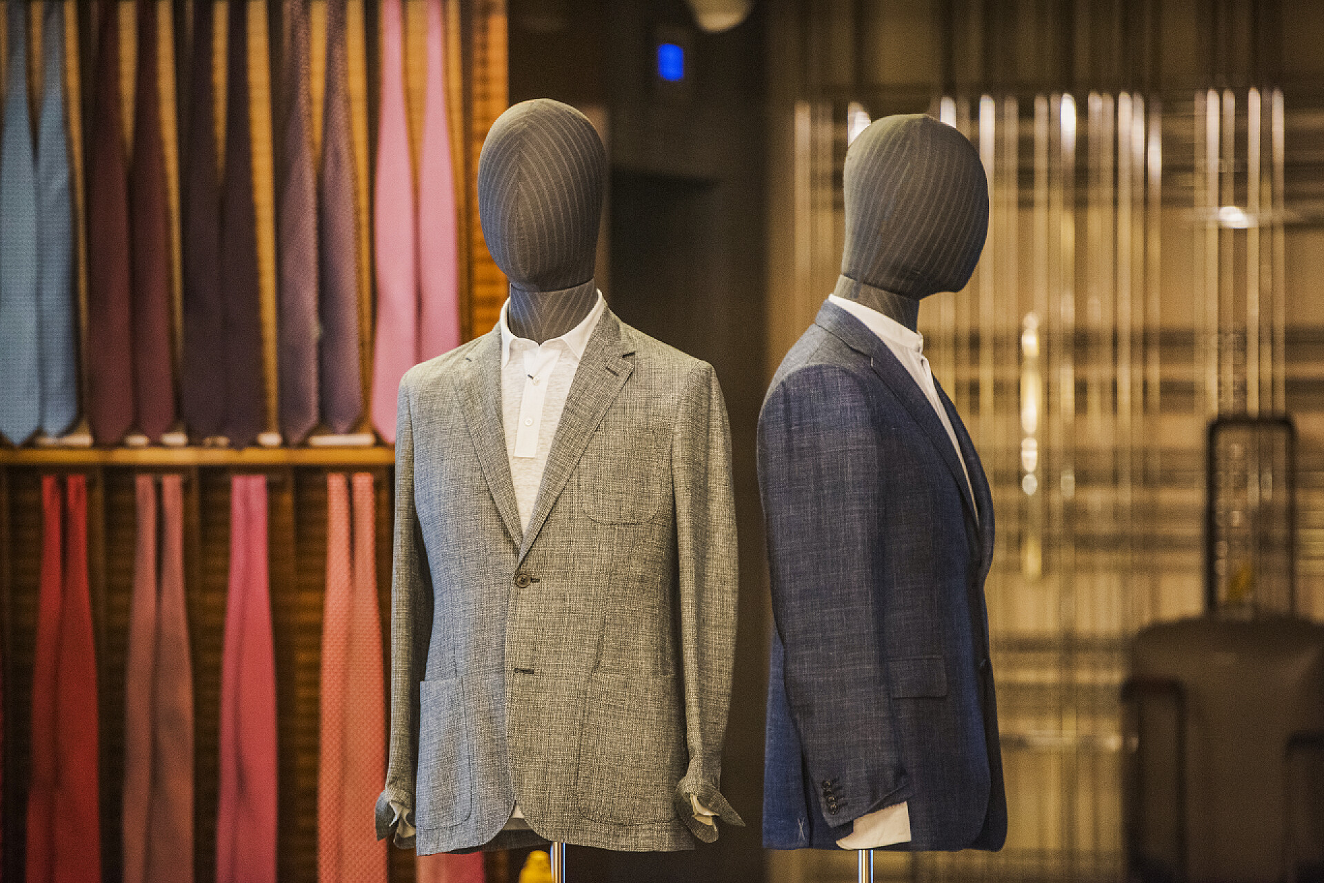 服装店里展示的男士西装巴黎一家商店的男士服装