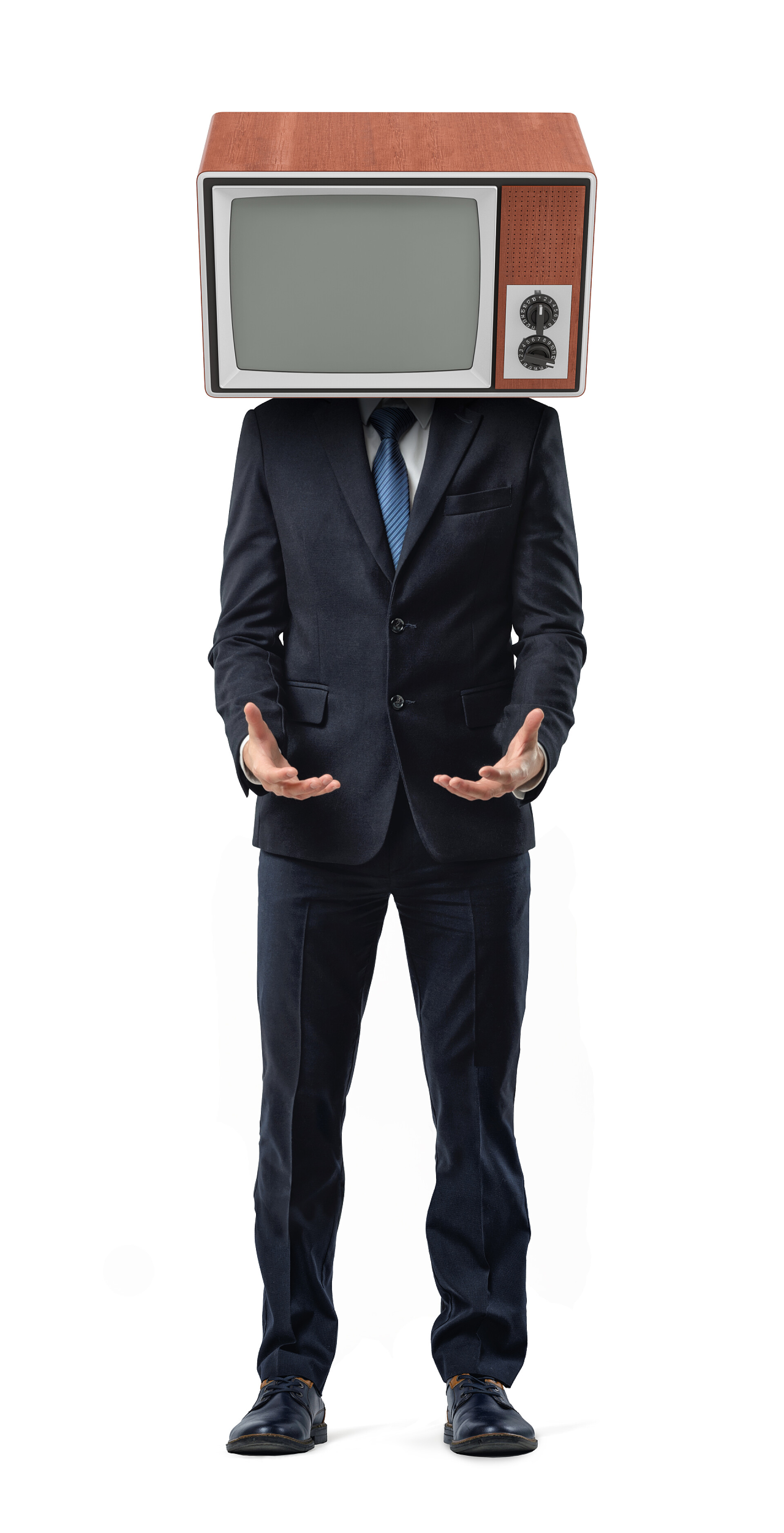 白色背景前头上套着电视机的商人一个商人站在一台旧电视机前, 而不是他的头, 看着他的空手.