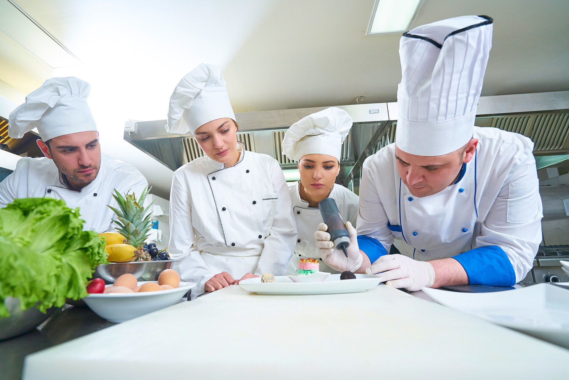 厨房里厨师在教学员做饭厨师在餐厅厨房做饭