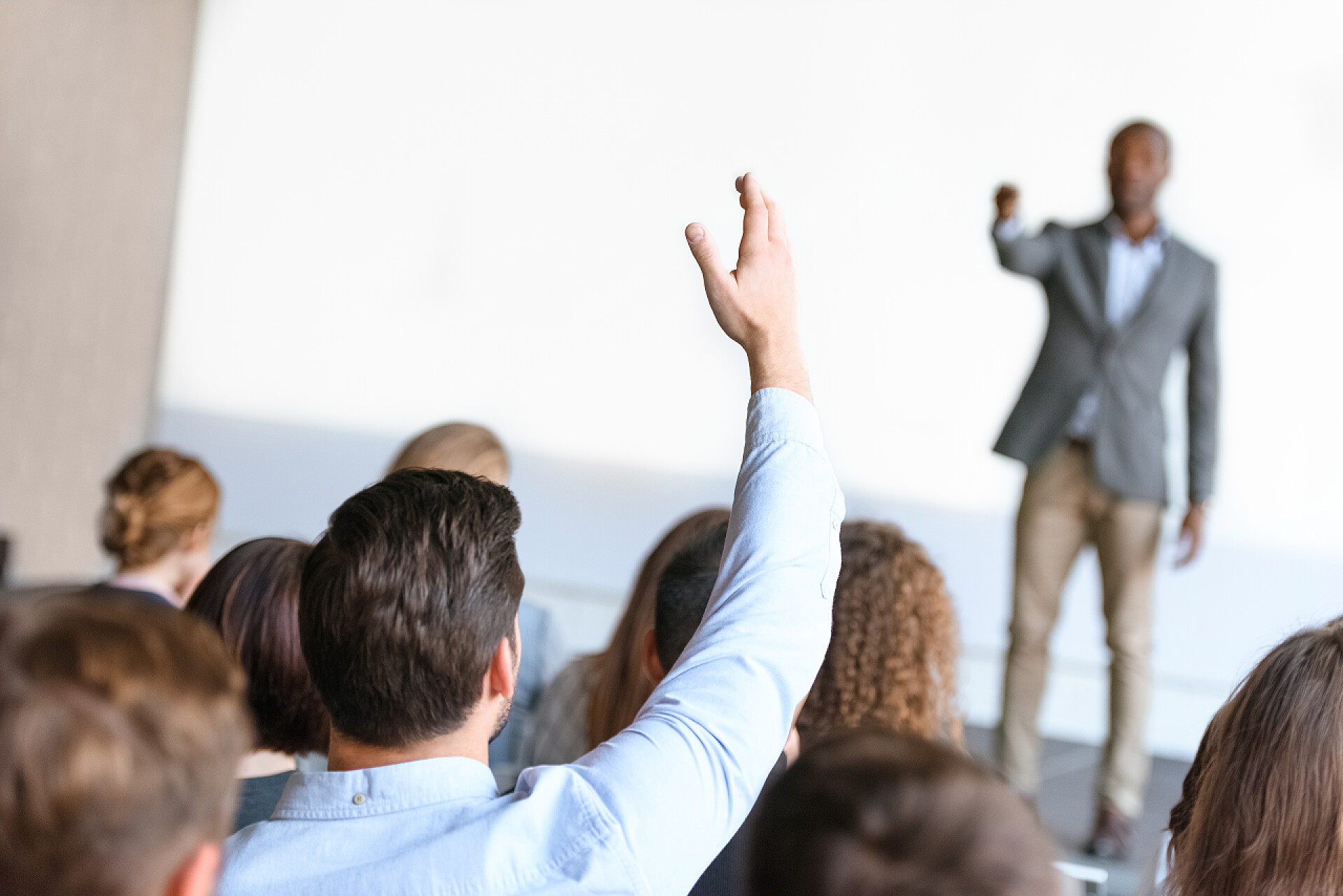 会议室里商务团队在举行会议商务团队在办公场所开会  