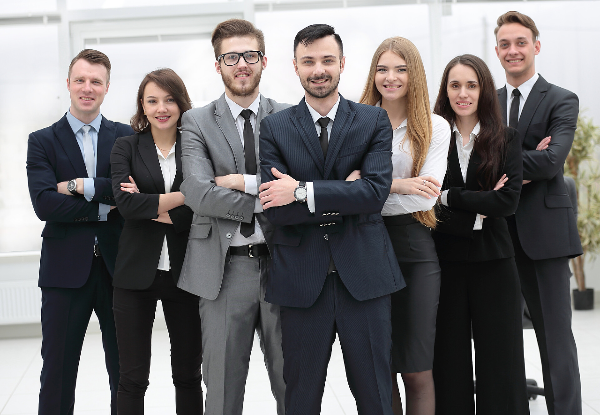 由项目经理领导的商业团队例如：项目经理和商业团队