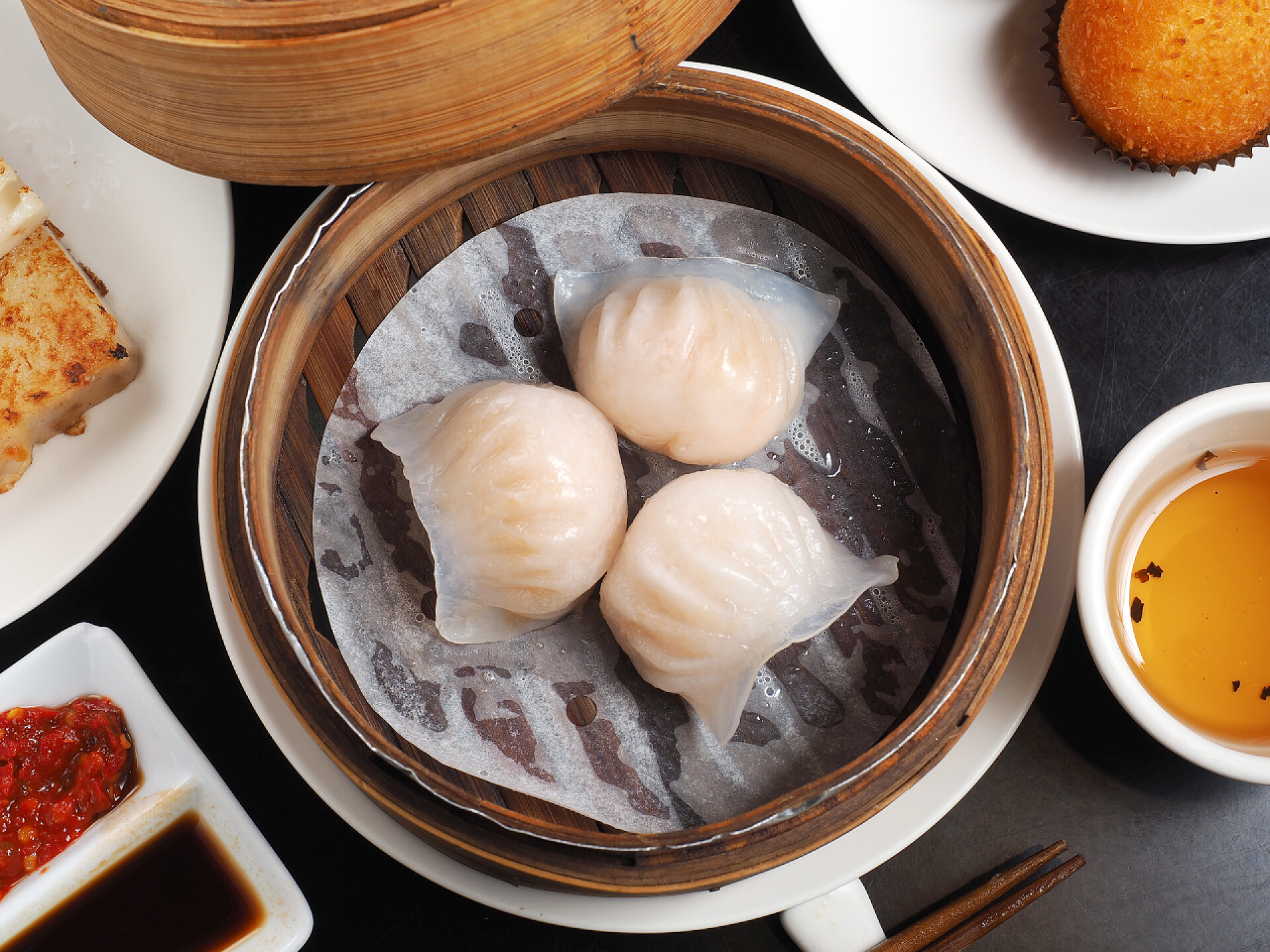 俯拍蒸笼里面的虾饺 蒸笼蒸虾饺