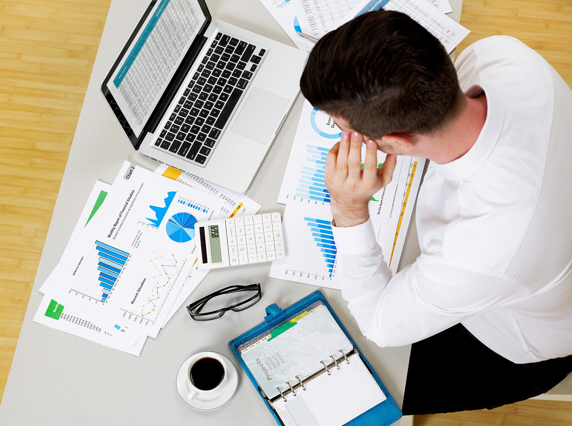 老板坐在办公室里看着公司的数据报表财务状况概念