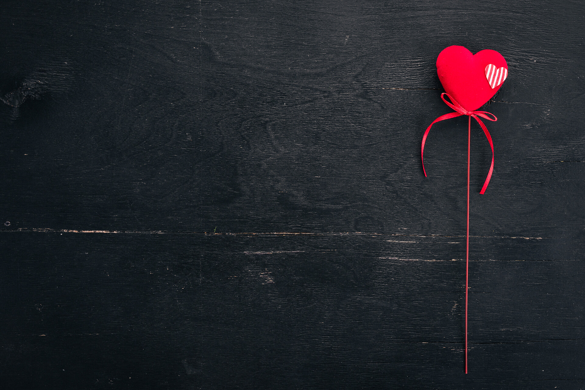 木制背景上的红心礼物, 心。情人节在木制背景上。顶部视图。文本的可用空间.