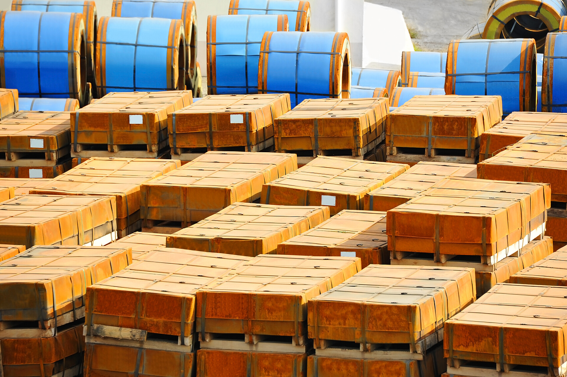 港口堆积的金属箱生锈的热轧的金属在港口