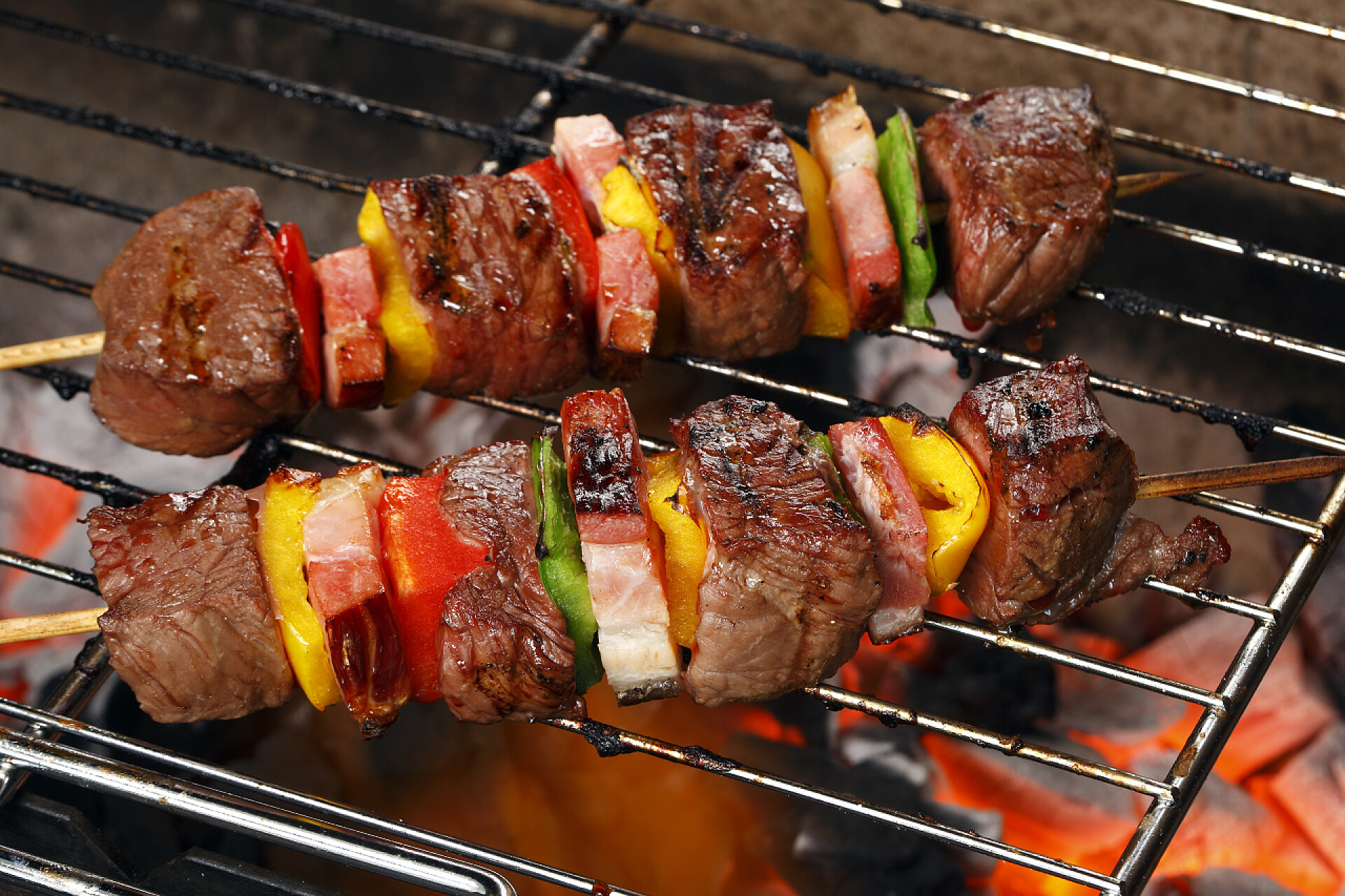 烧烤架上的烤肉烤肉串上的看到 uo 关闭