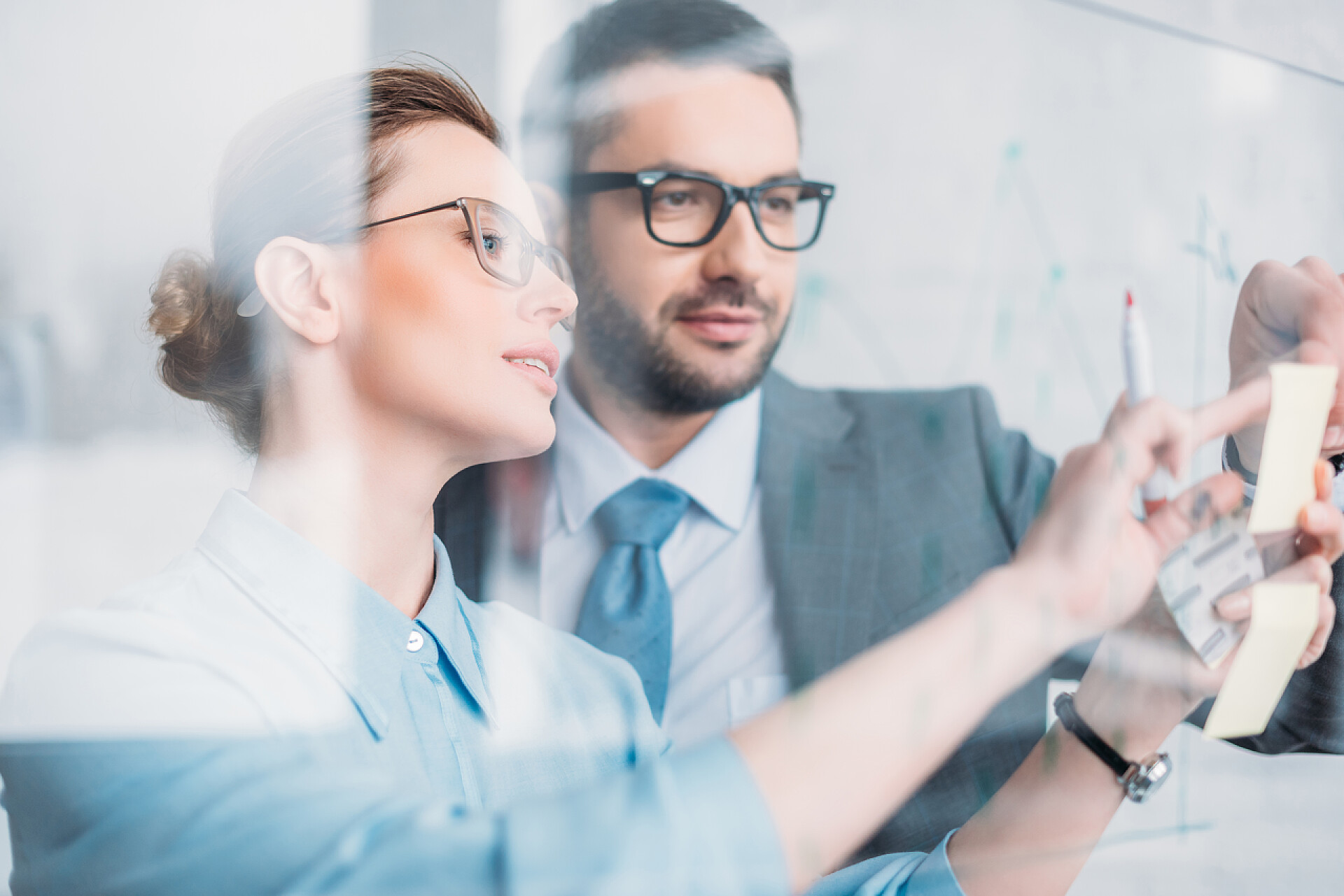 在便利贴上进行展示和交流的商人们业务