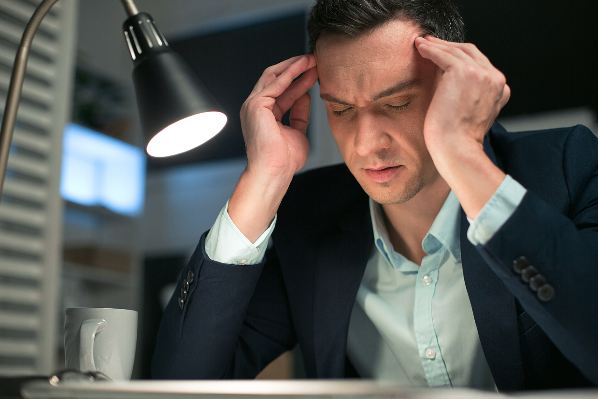 情绪枯竭。好看的熟练的商人把手在寺庙, 而闭上眼睛和疲倦吸引漂亮的商人感人寺庙