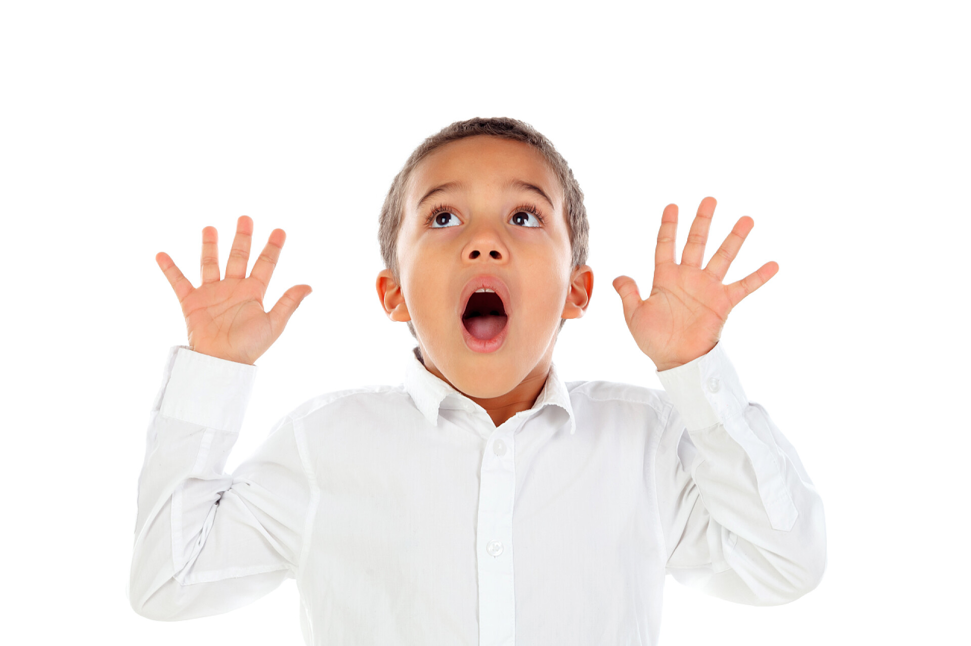 白色背景前展开双手感到惊讶的男孩可爱惊讶的小非洲男孩白色衬衫上孤立的白色背景