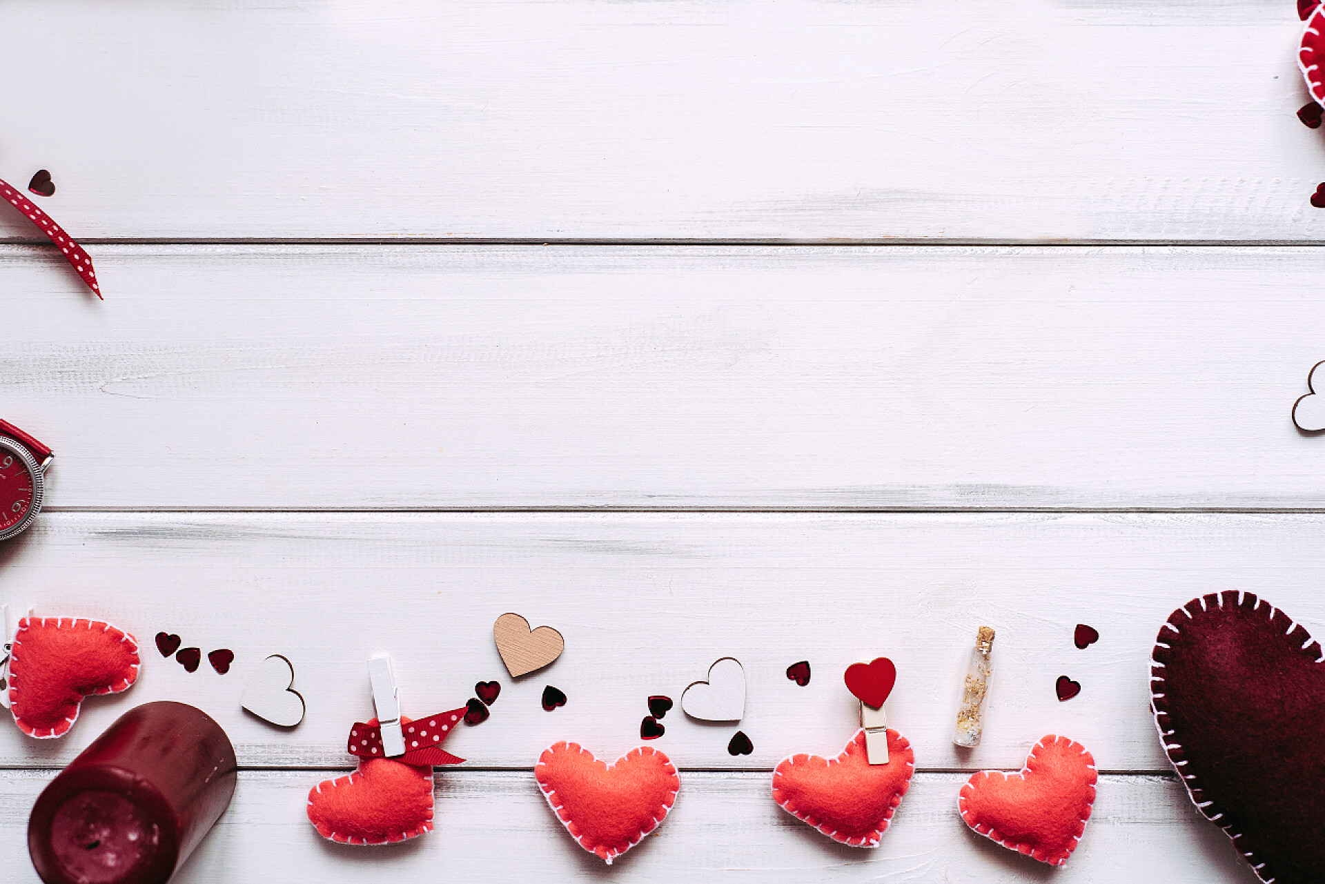 白色木地板上的情人节装饰物情人节背景与底部的心