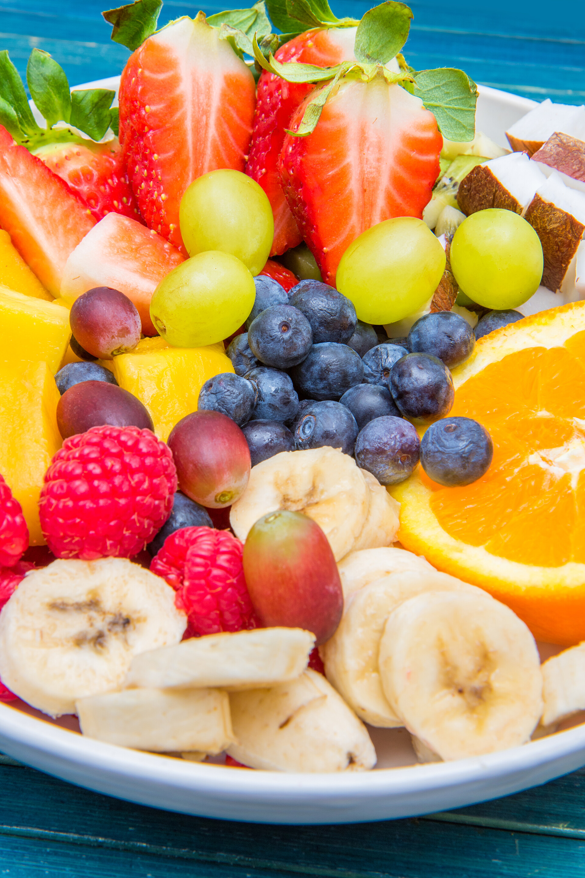 新鲜爽口的水果沙拉碗水果沙拉 