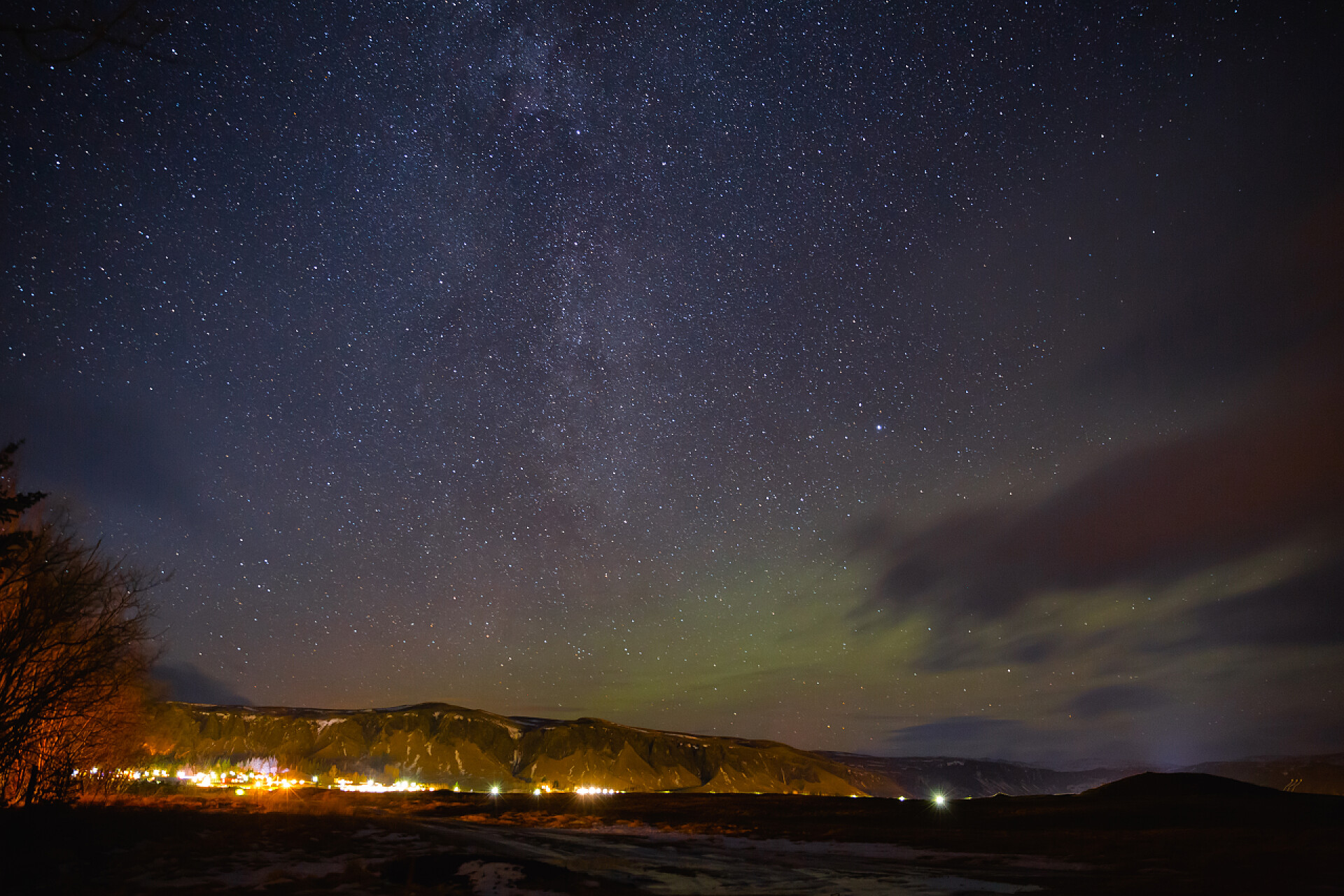 被照亮的建筑和美丽的星空繁星点点的天空