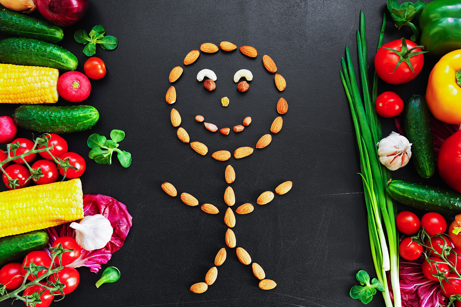 蔬菜水果食物背景健康的食物背景。食用新鲜蔬菜的健康食品概念和一些种类的坚果作为 stickman.