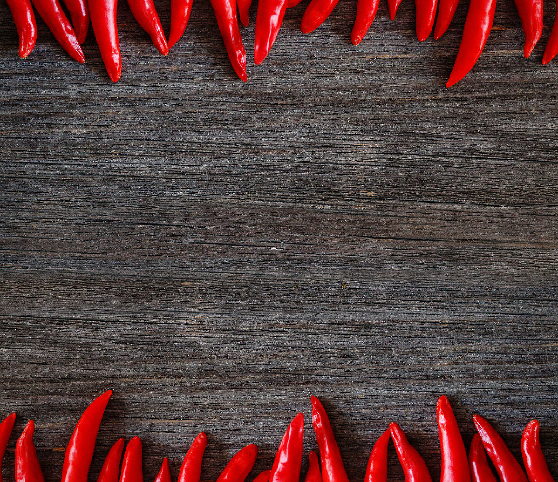 木制背景上的红辣椒旧木桌上的红辣椒