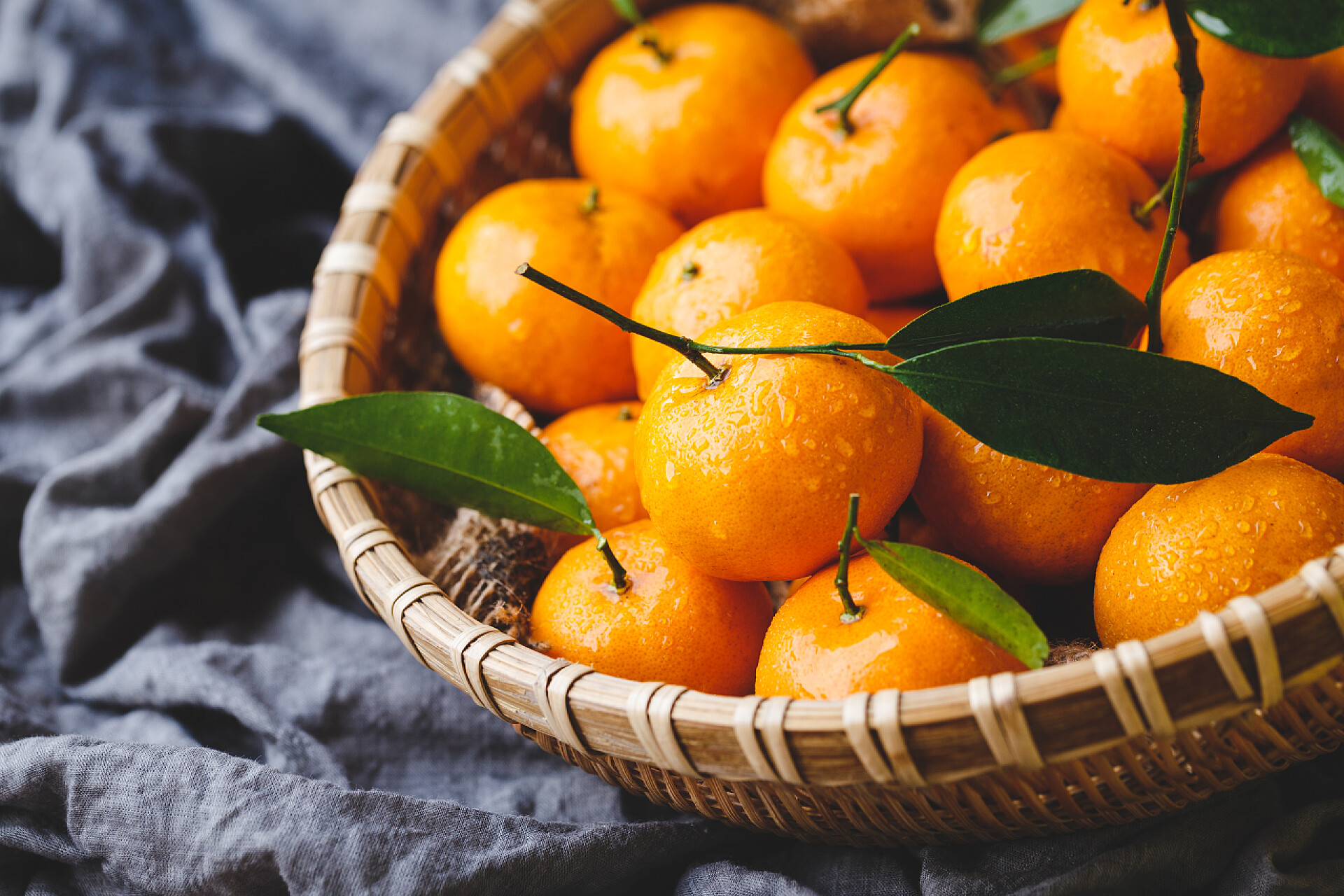 一筐新鲜的橙色橘子鲜黄色柑橘类水果