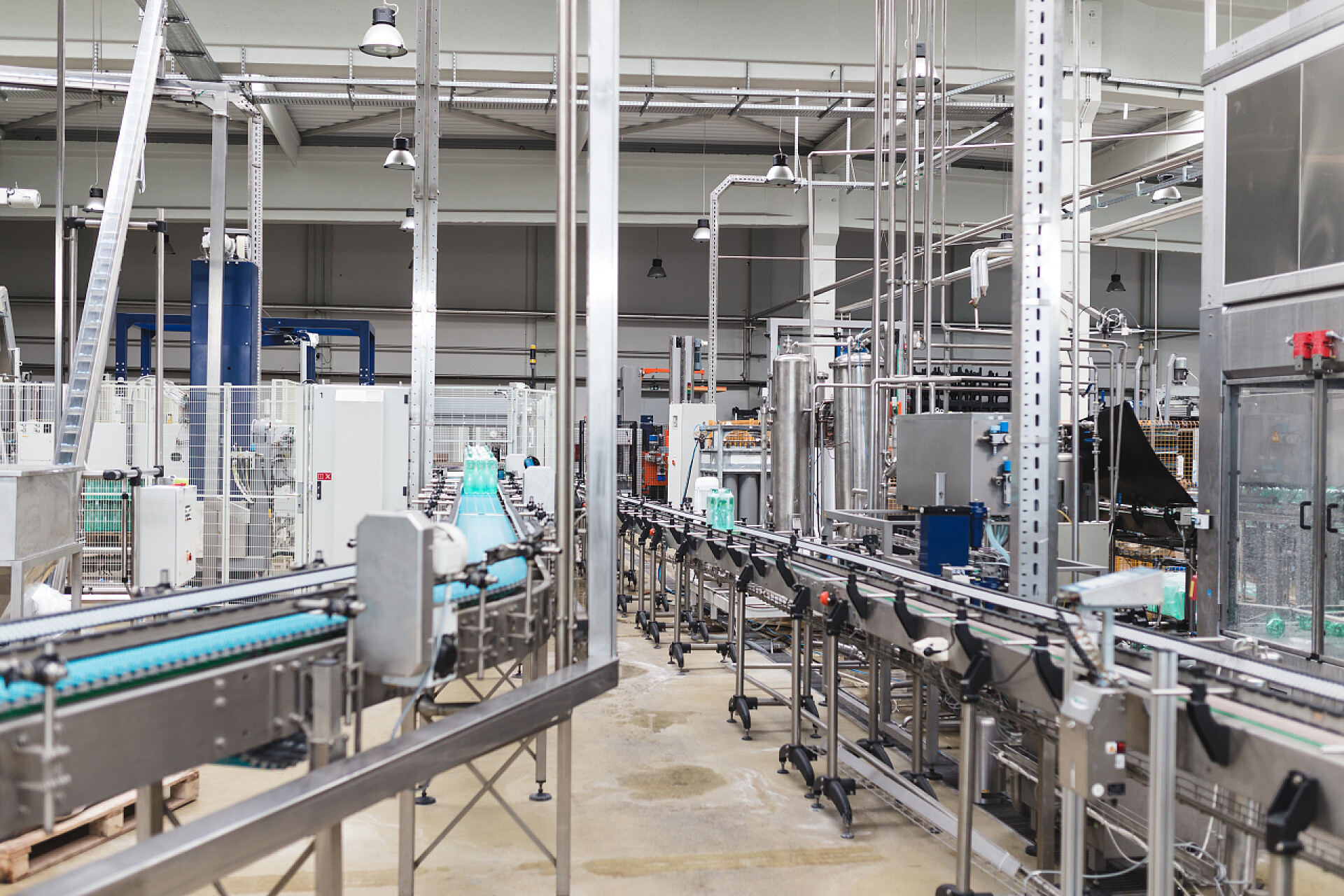 瓶子灌装生产线瓶装植物. 将纯矿物碳酸水装入瓶子的水灌装生产线