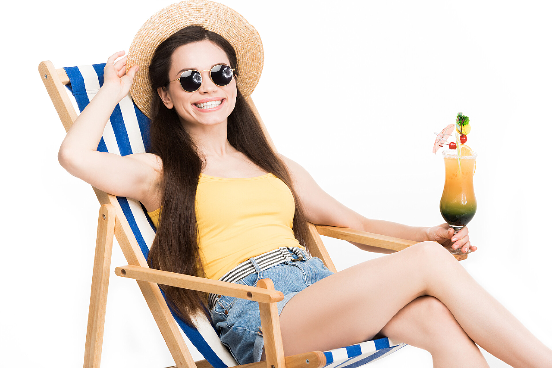 女孩在沙滩椅上休息迷人的女孩在沙滩椅上放松与鸡尾酒在玻璃, 孤立的白色