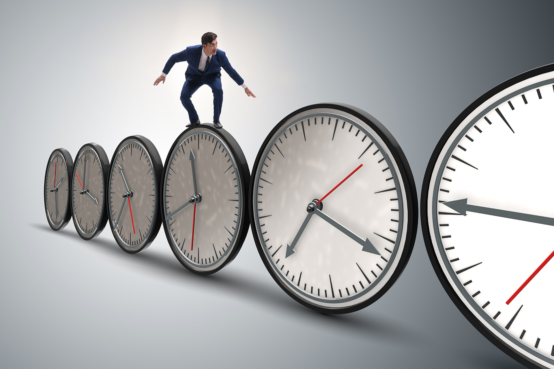 商人站在钟表上时间管理概念方面的商人