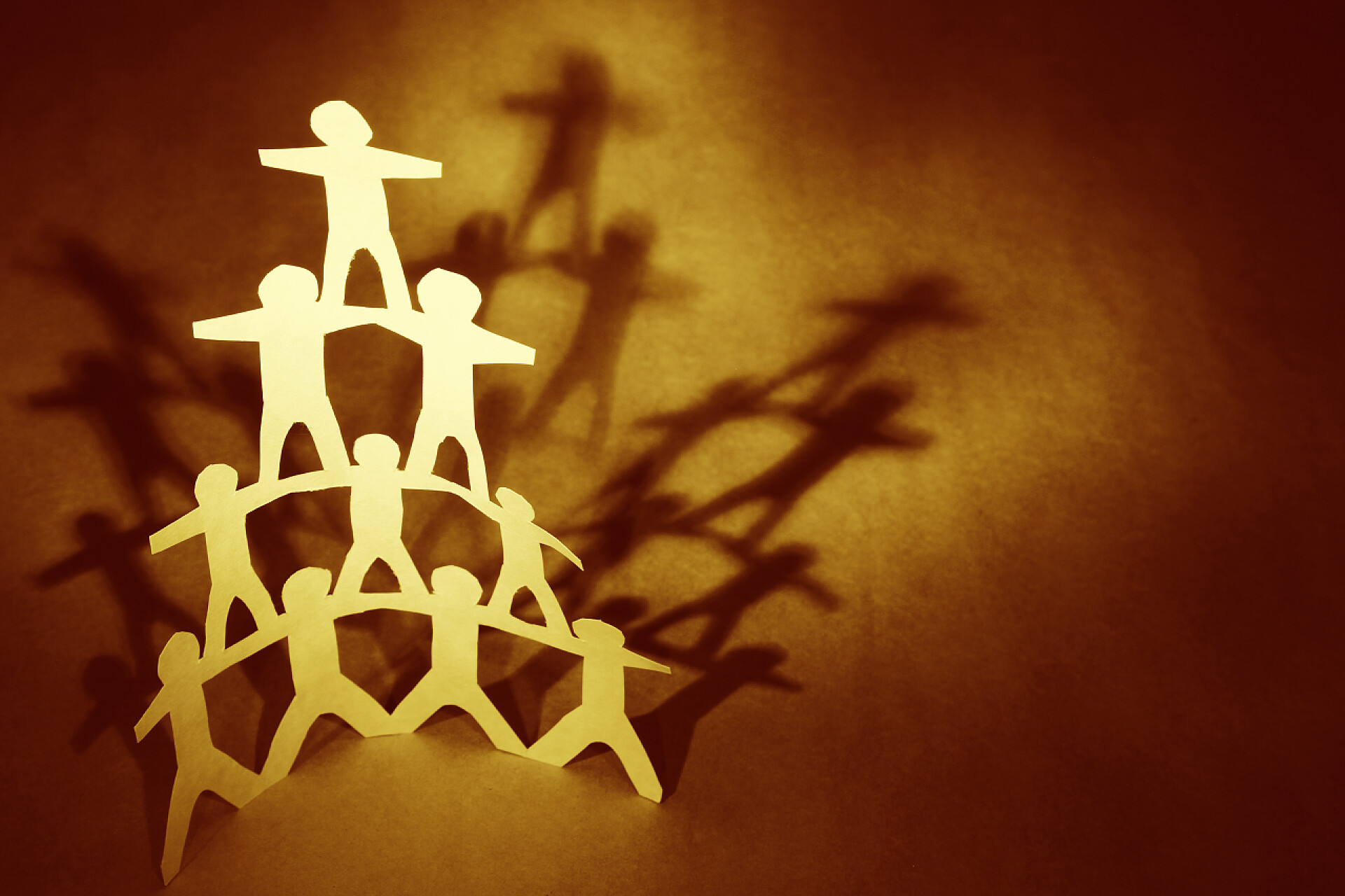 金色人形金字塔剪纸人的团队金字塔