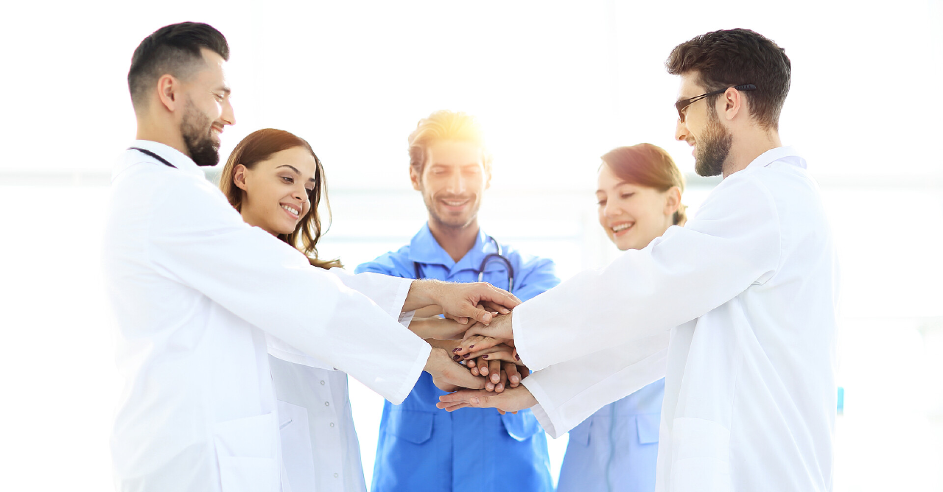 医生和护士互相帮助医生和护士手忙脚乱.互助的概念.