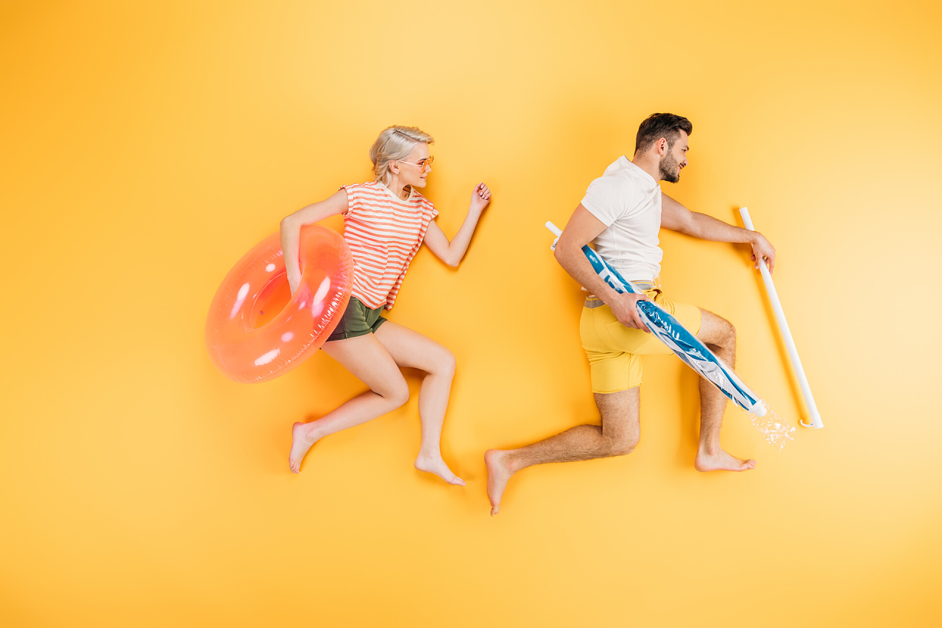 年轻夫妇在沙滩上玩耍海滩