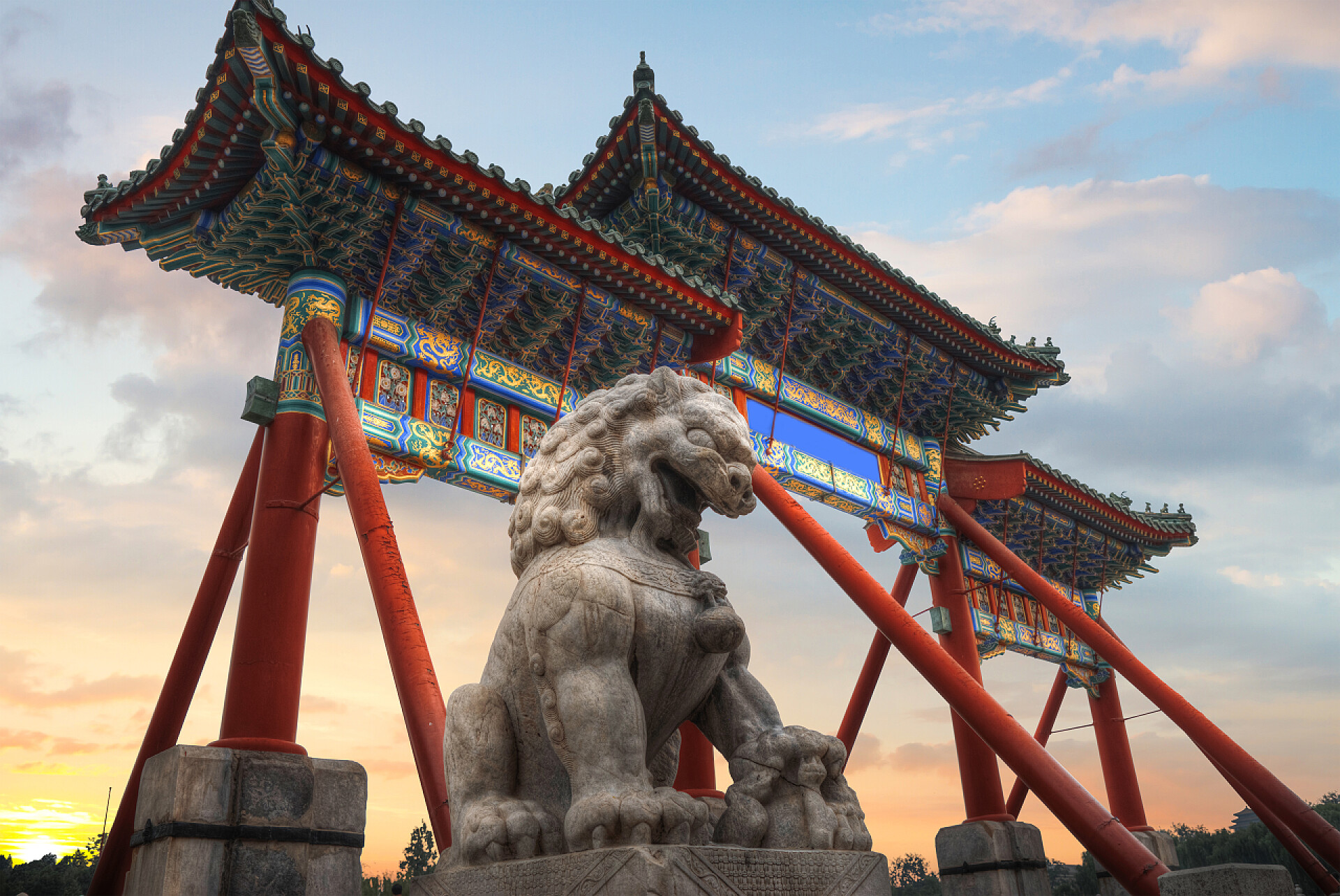 北海公园的门楼的拍摄图北海公园是一个皇家花园