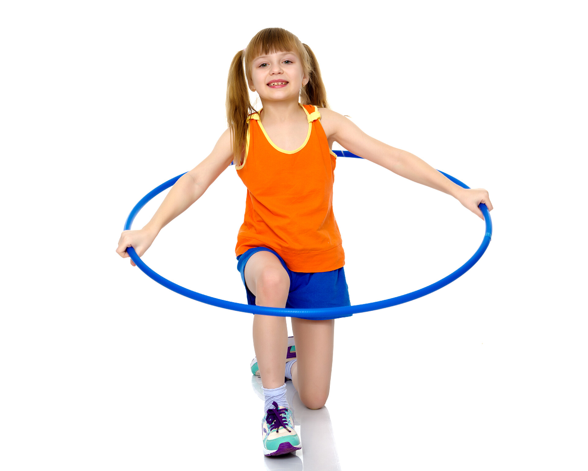 白背景上的女体操运动员用箍做运动女体操运动员用箍做运动.