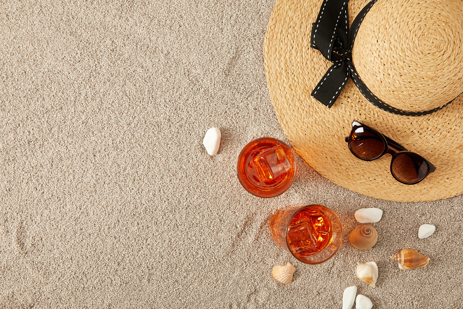 沙滩上的草帽沙滩上的草帽、鸡尾酒、贝壳和太阳镜