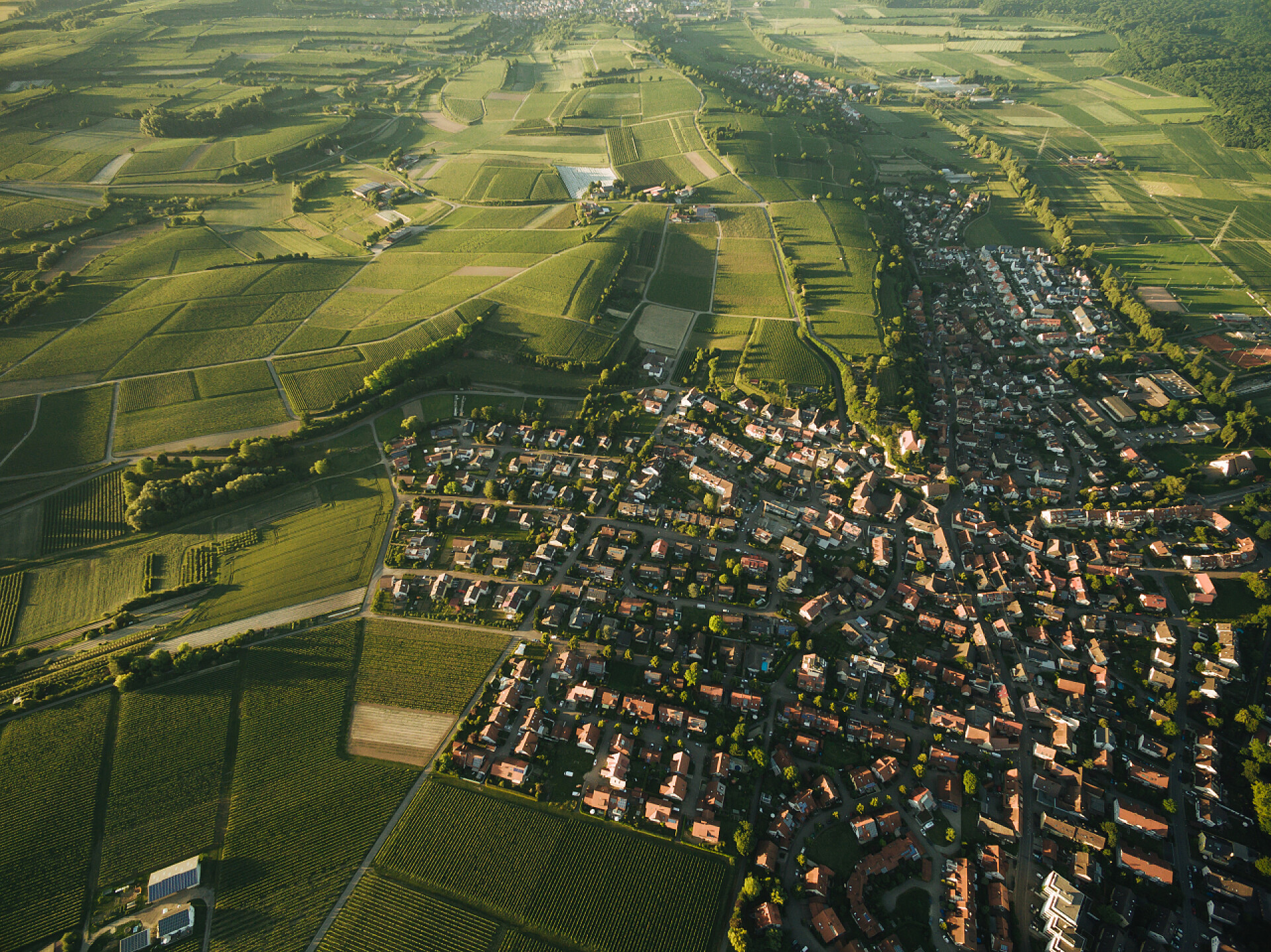 小镇的鸟瞰图城镇