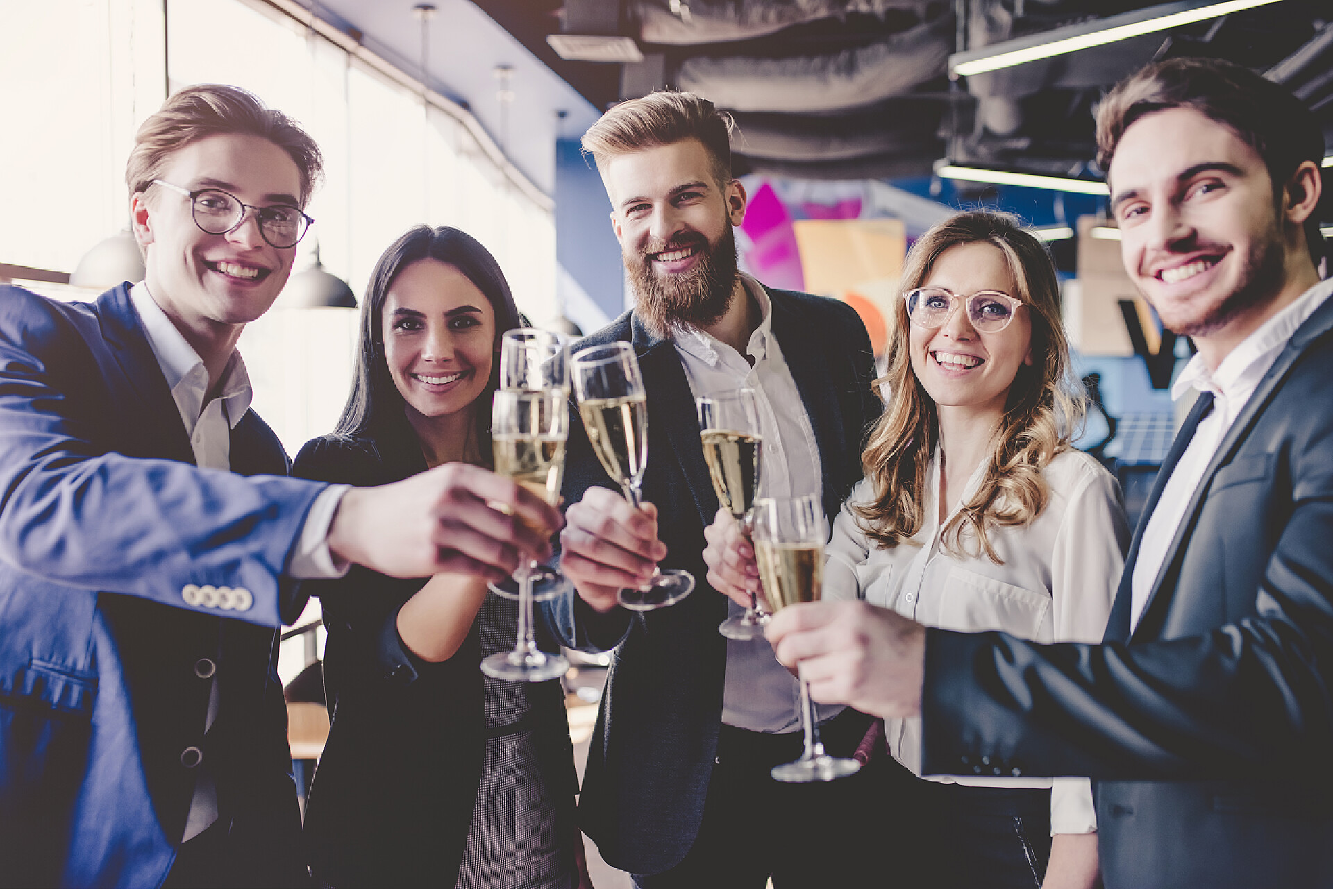 一群年轻的成功的团队在  庆祝活动