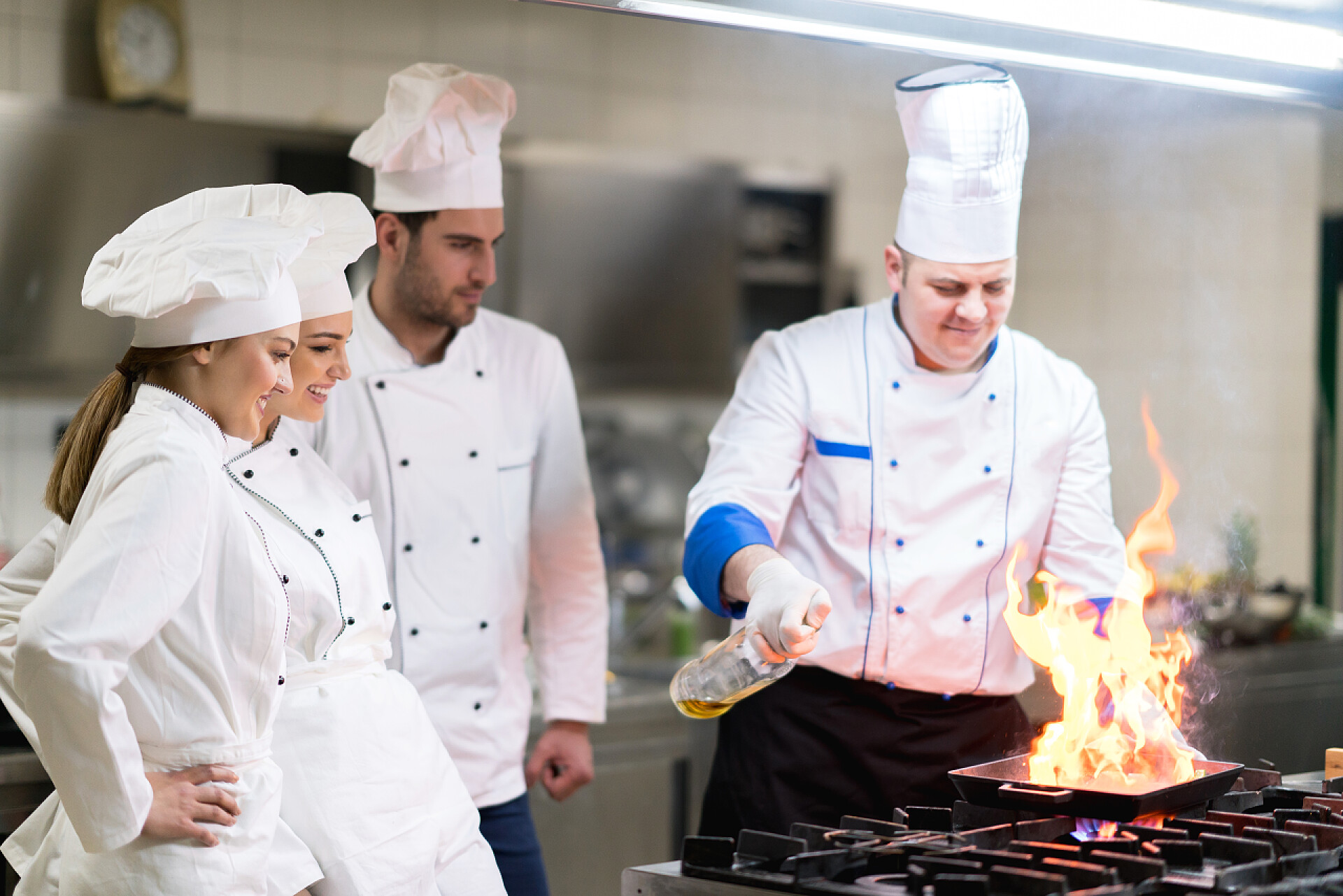 厨师在火炉与平底锅做捣碎食物