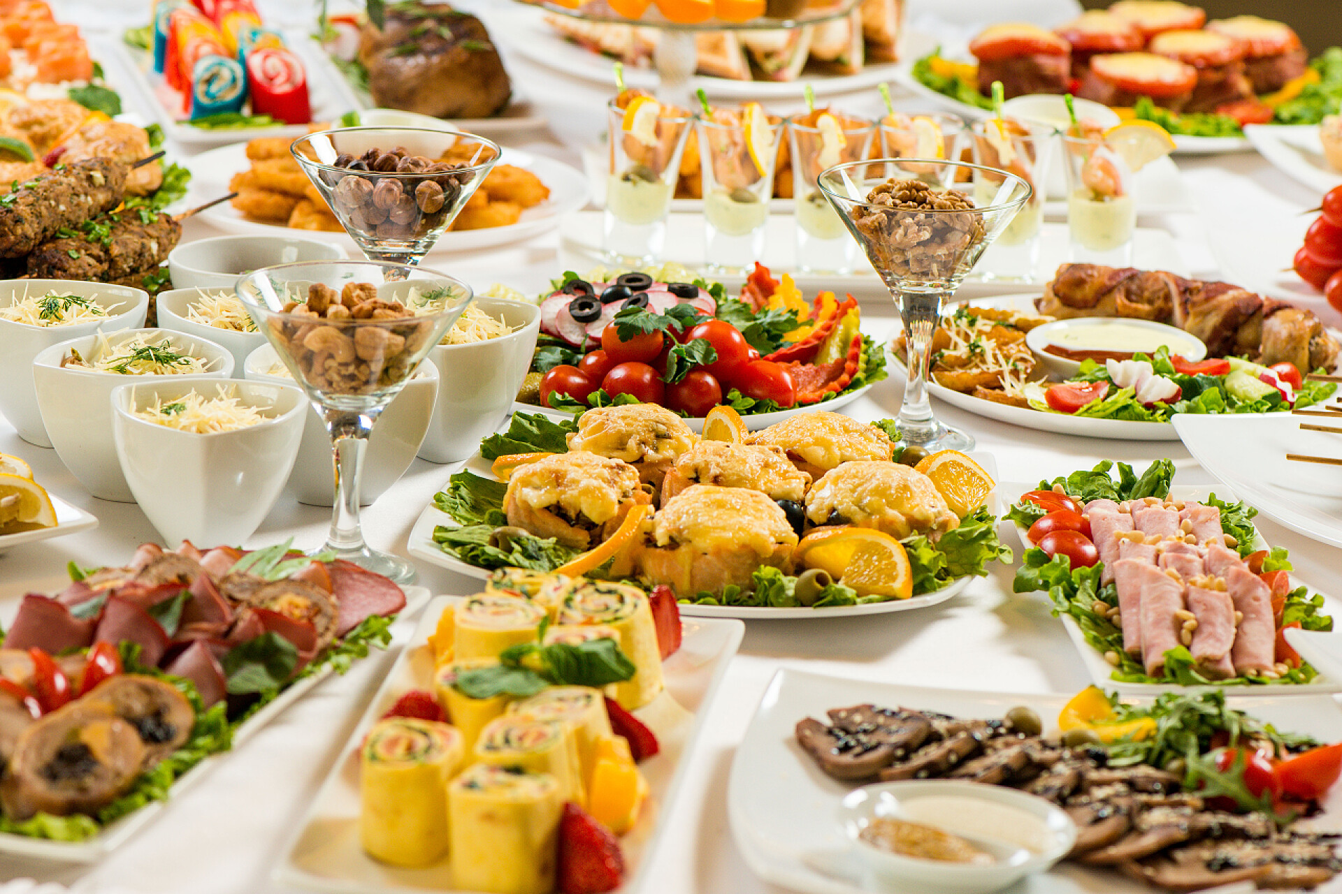 白色盘子里有不同的零食