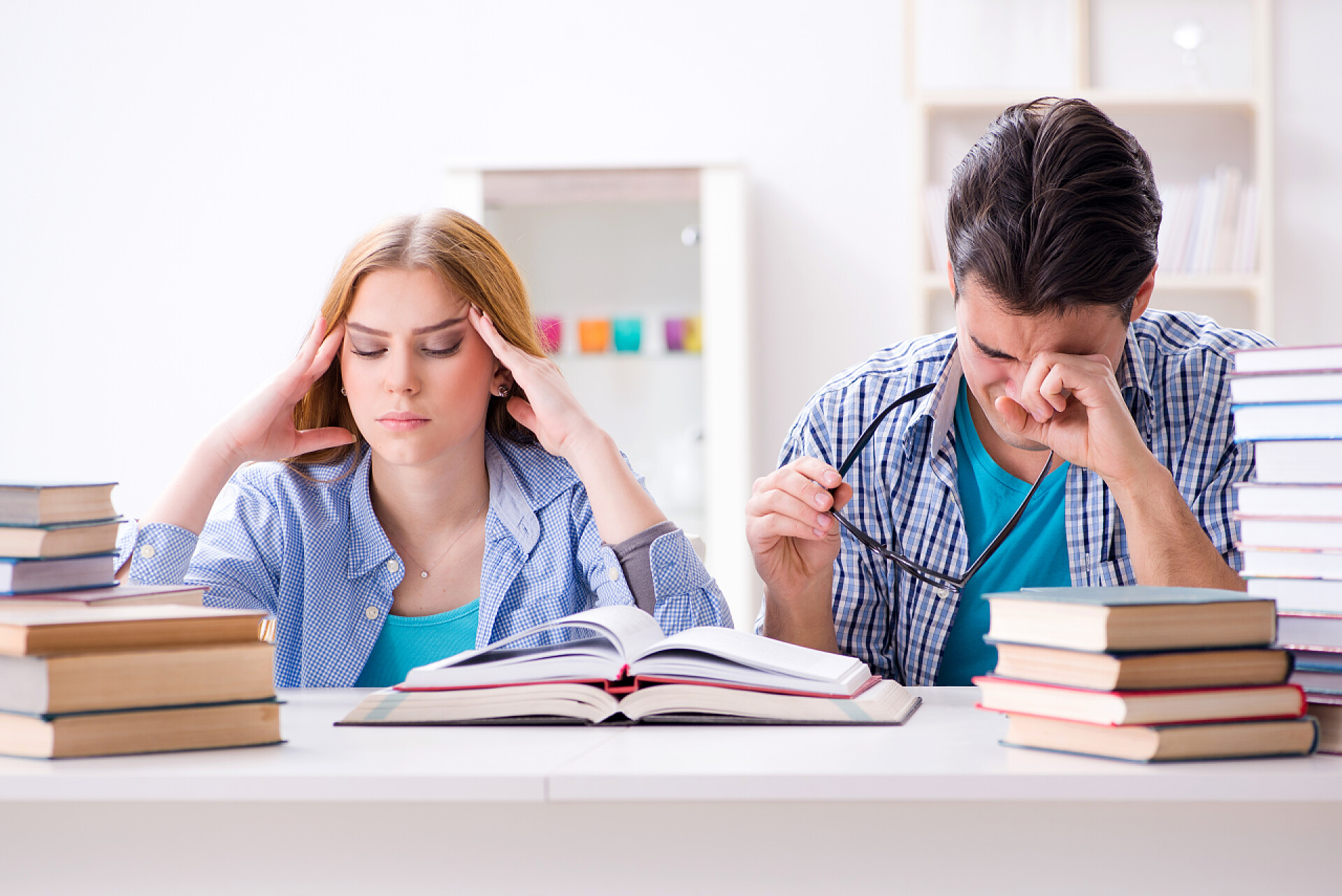 两个学生在教师里学习参加大学考试的学生比例