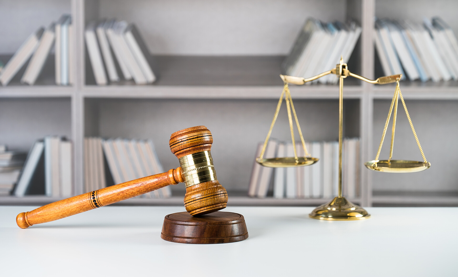 书桌上的木质法官槌和天平法律和司法概念, 法官槌, 木槌