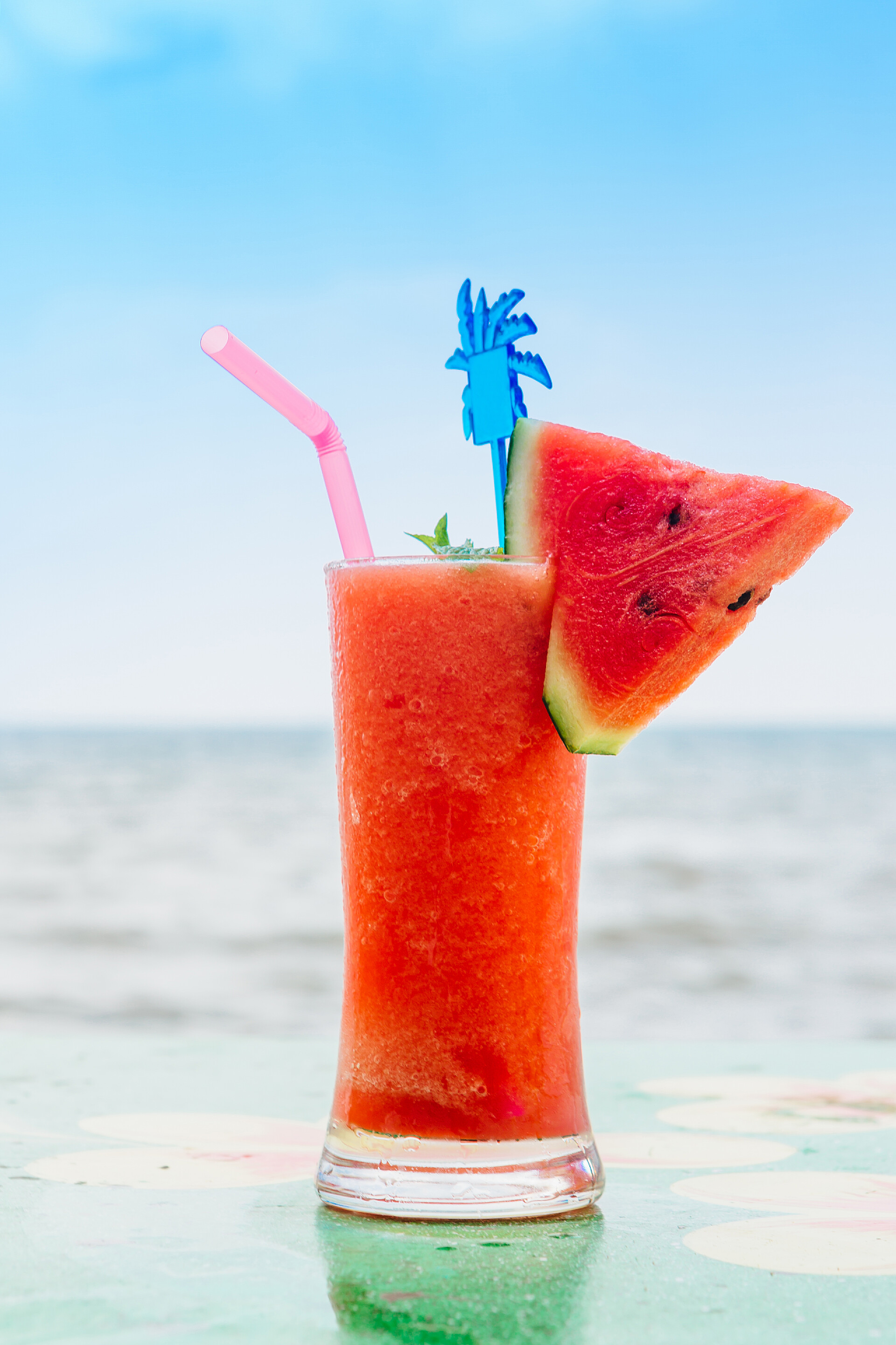 热带海滩上的西瓜果汁饮料热带海滩西瓜摇稻草