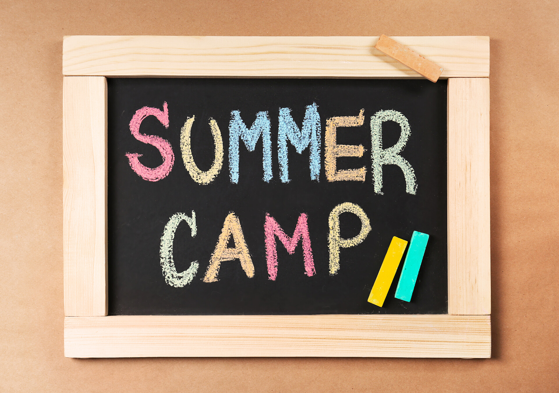 夏令营用五颜六色的粉笔在小黑板上写字字夏令营用五颜六色的粉笔写在小黑板上, 上面的视图