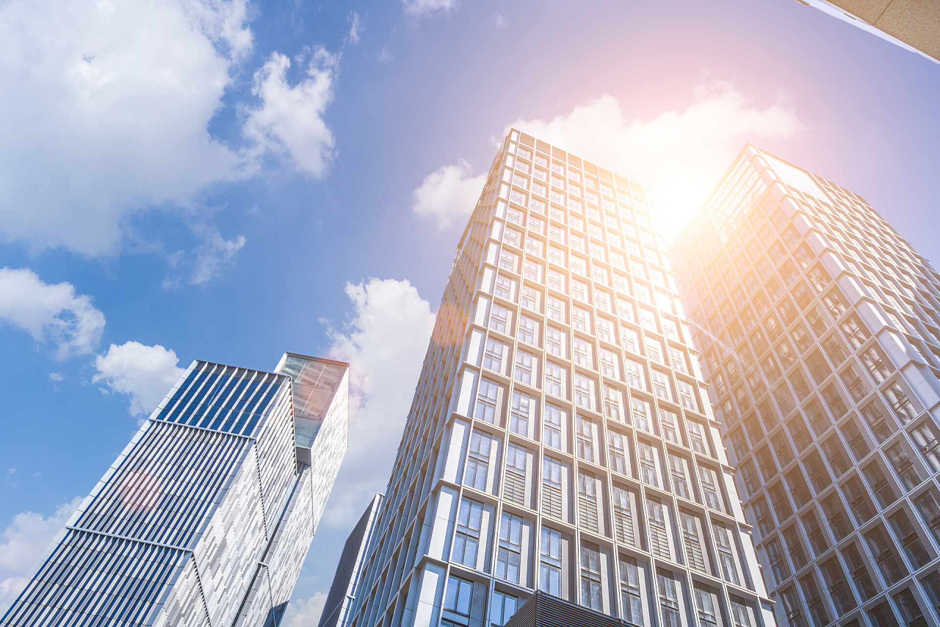 蓝天下的办公大楼办公大楼窗口底部视图关闭