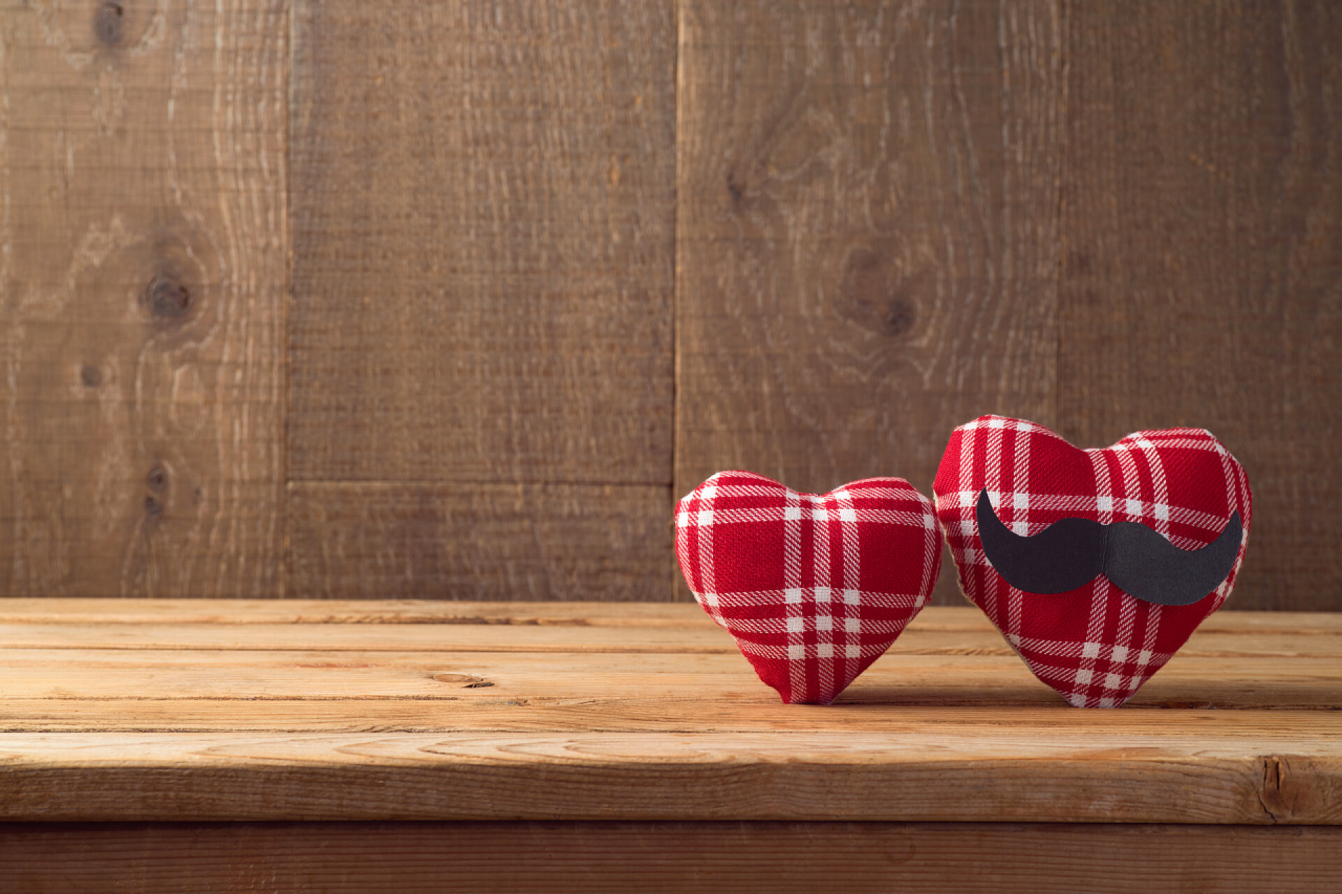 父亲节背景父亲节背景图以两个心脏形状作为父亲和儿子快乐父亲天概念以二个心脏形状作为父亲和儿子在木背景