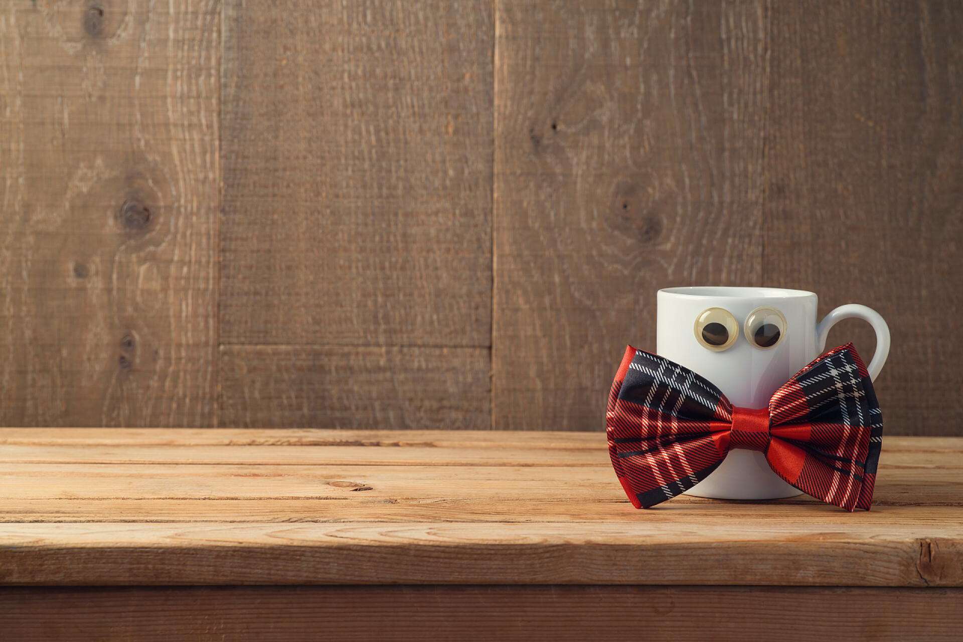 父亲节背景父亲节背景图咖啡杯和领带在木板背景上快乐父亲日概念与咖啡杯和弓领带在木背景