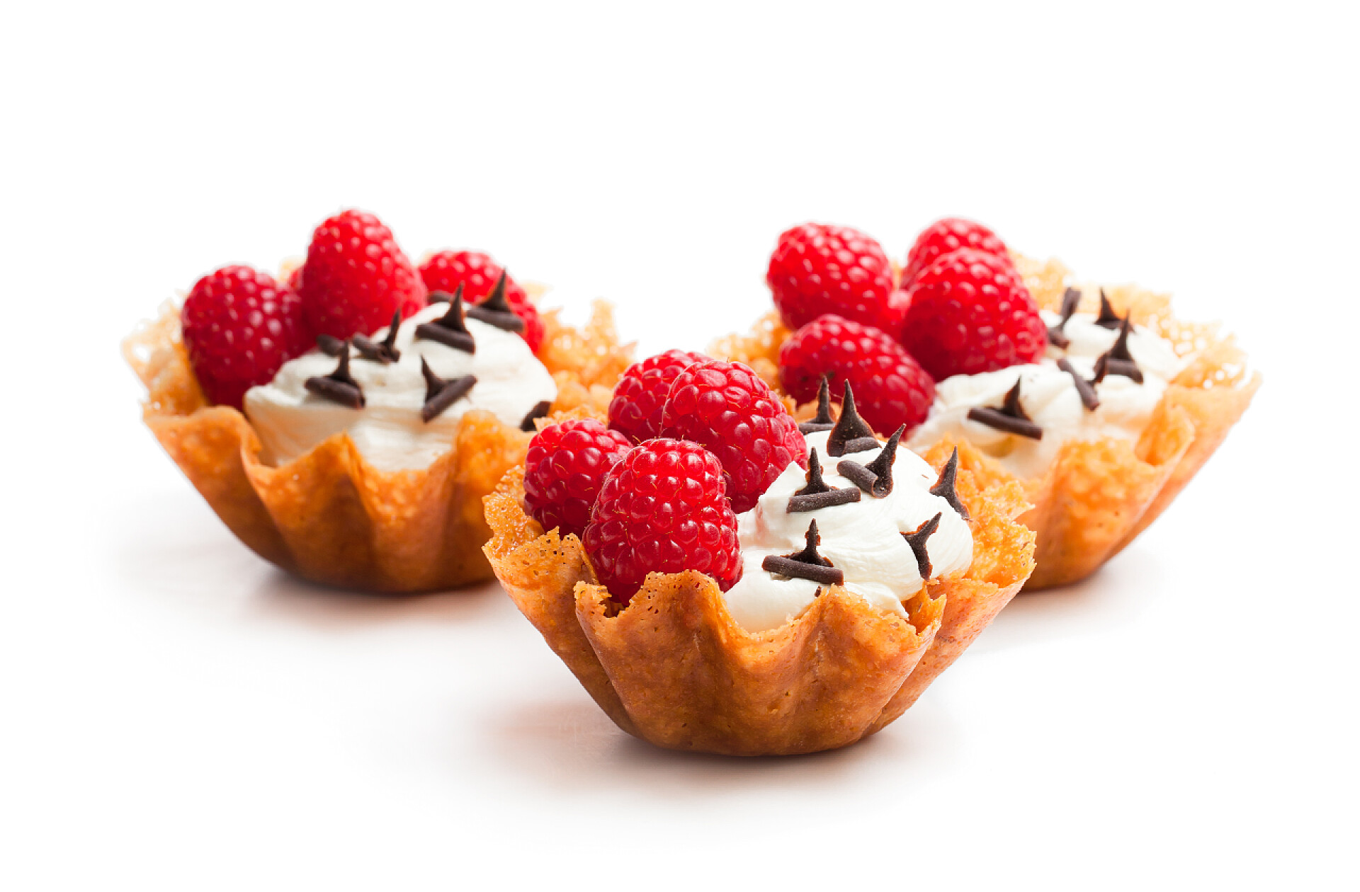 白色背景里的冰淇淋和浆果白兰地与冰淇淋和浆果分离在白色的篮子 