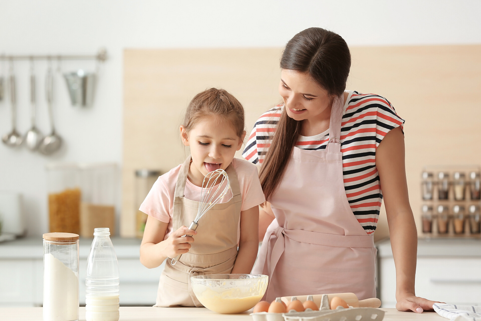 妈妈和女儿在厨房做面团妈妈和女儿在厨房的餐桌上做面团