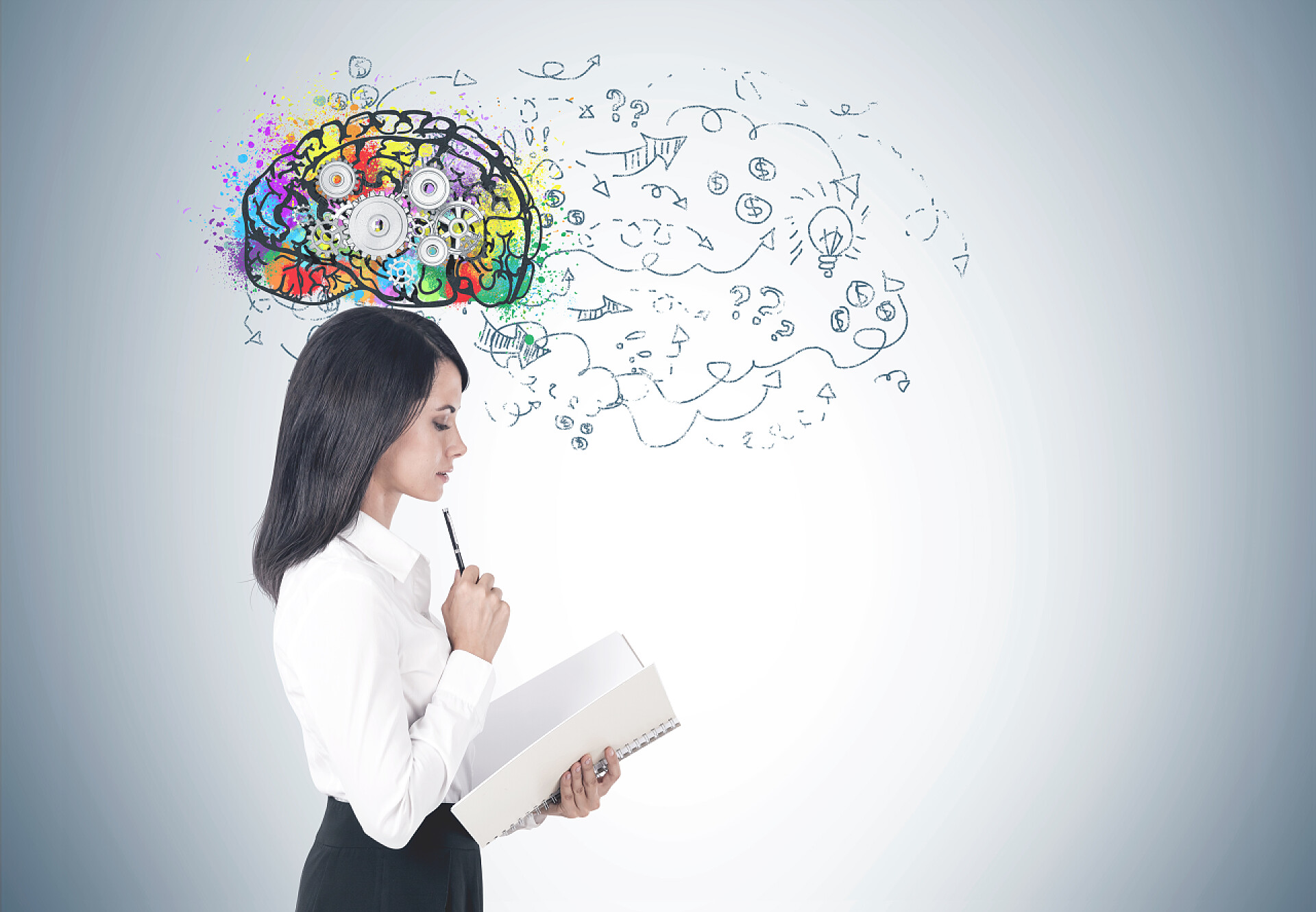 一个年轻女子的侧面一个年轻女子的侧面, 身穿白色上衣和一条黑色短裙, 手里拿着一本抄写本。一堵灰色的墙, 脑子里有齿轮。纠结的箭和商业计划的概念。模拟