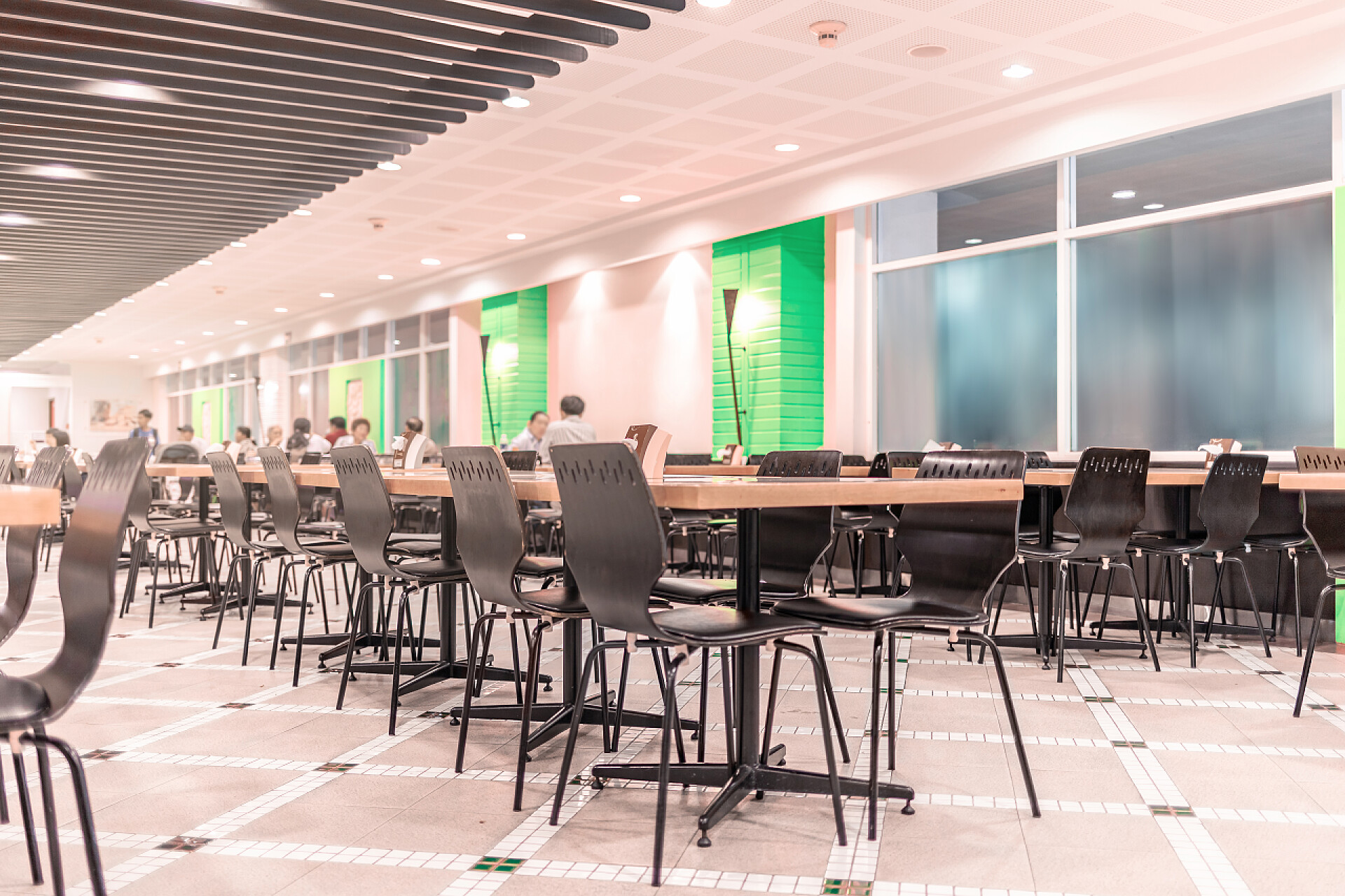 餐厅或食堂的现代内饰, 有椅子和桌子, 有选择的重点就餐室餐厅或食堂的现代内饰, 有椅子和桌子, 有选择的重点就餐室