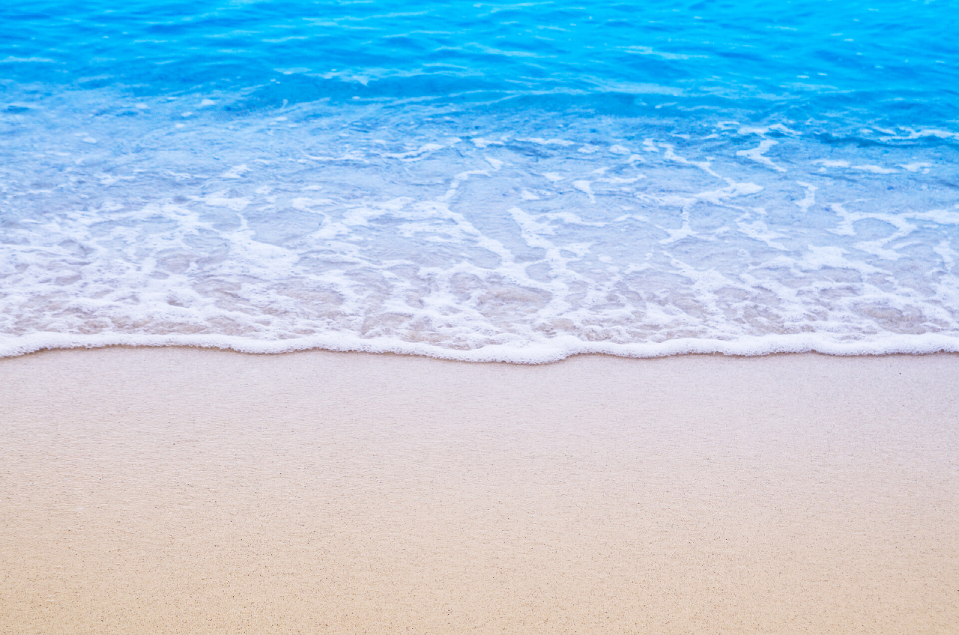 海滩上的蓝色海浪沙质海滩上的蓝色海浪.背景.